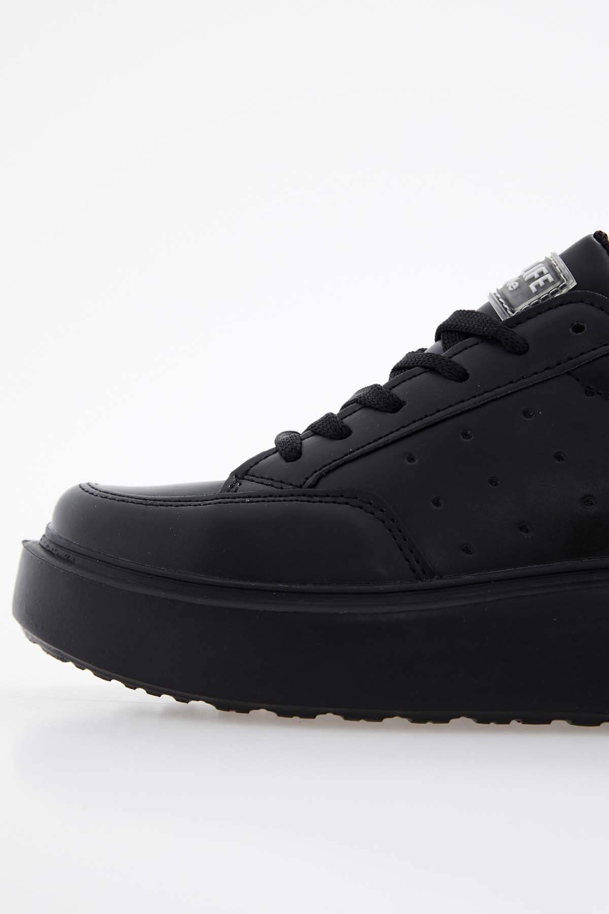 Siyah Bağcıklı Rahat Kalıp Kadın Spor Ayakkabı - 89105