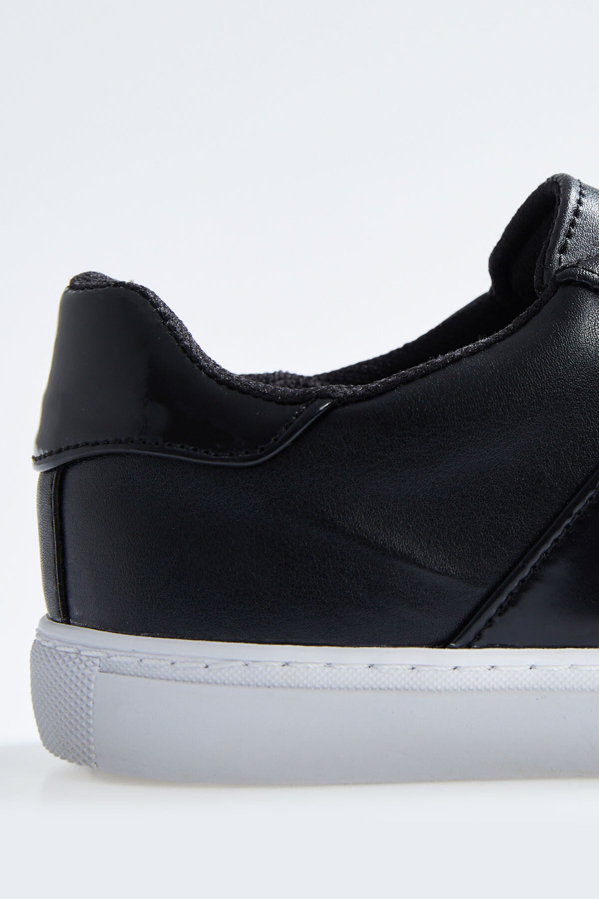 Siyah Bağcıklı Şerit Detaylı Suni Deri Kadın Spor Ayakkabı - 89202