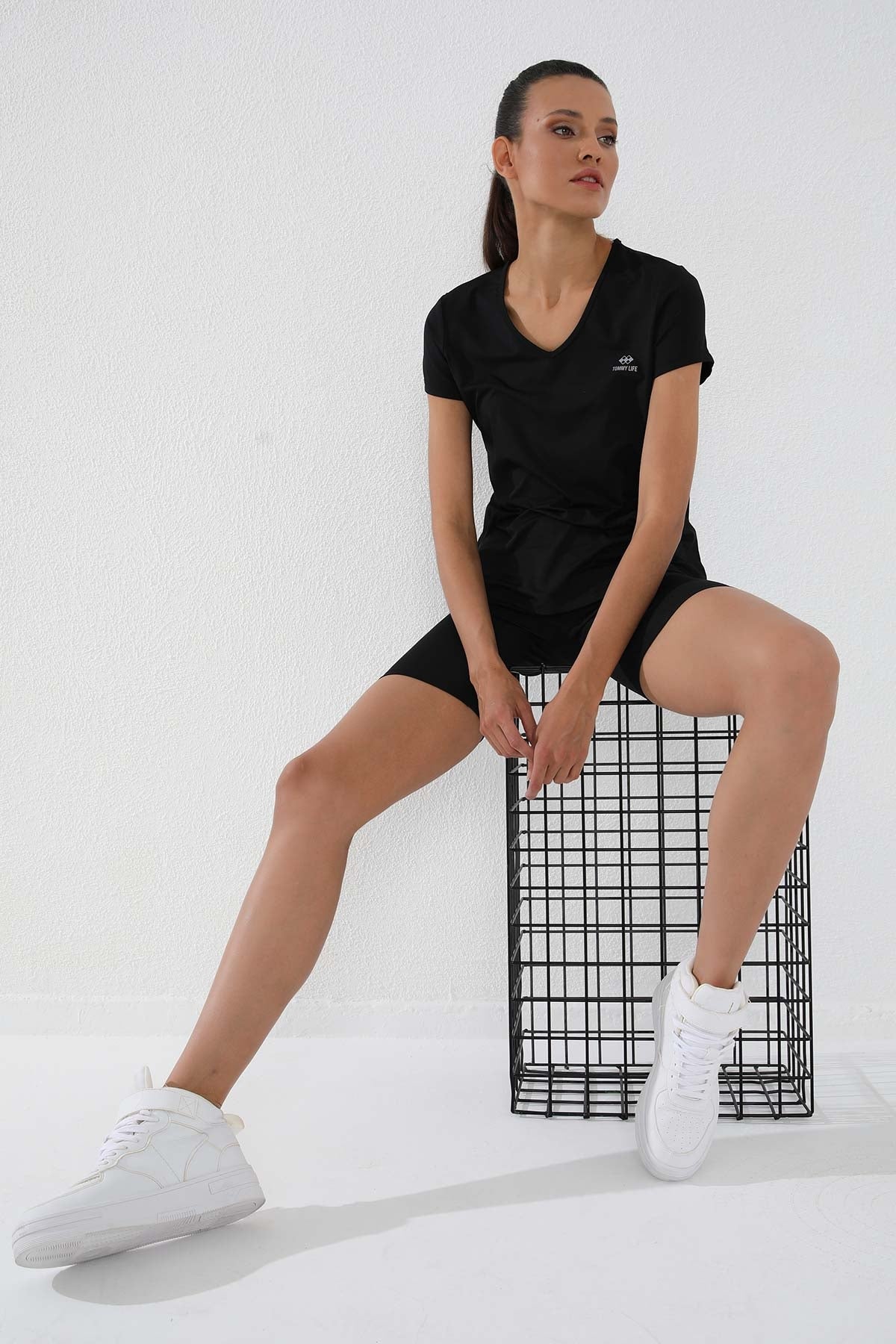 Siyah Basic Kısa Kol Standart Kalıp V Yaka Kadın T-Shirt - 97145