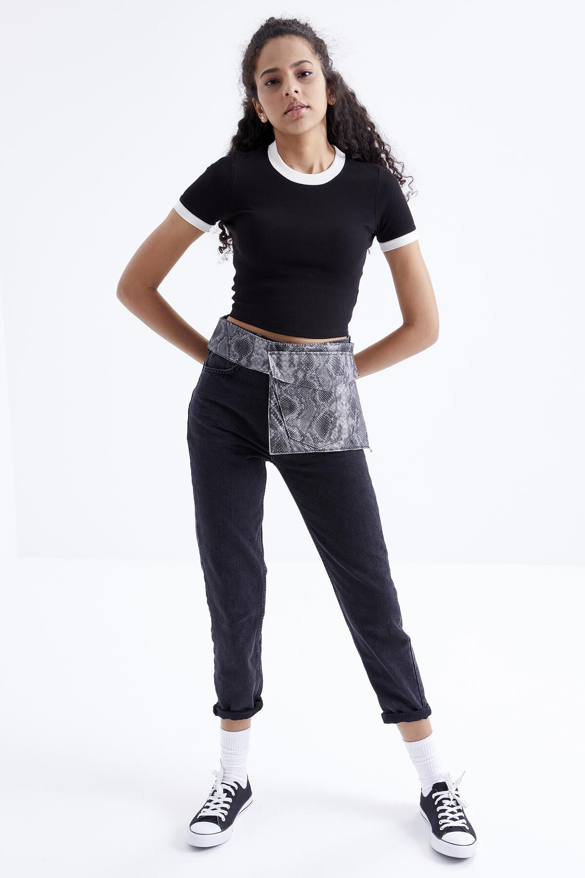 Siyah Basic Kol Detaylı O Yaka Kadın Crop Top T-Shirt - 97200
