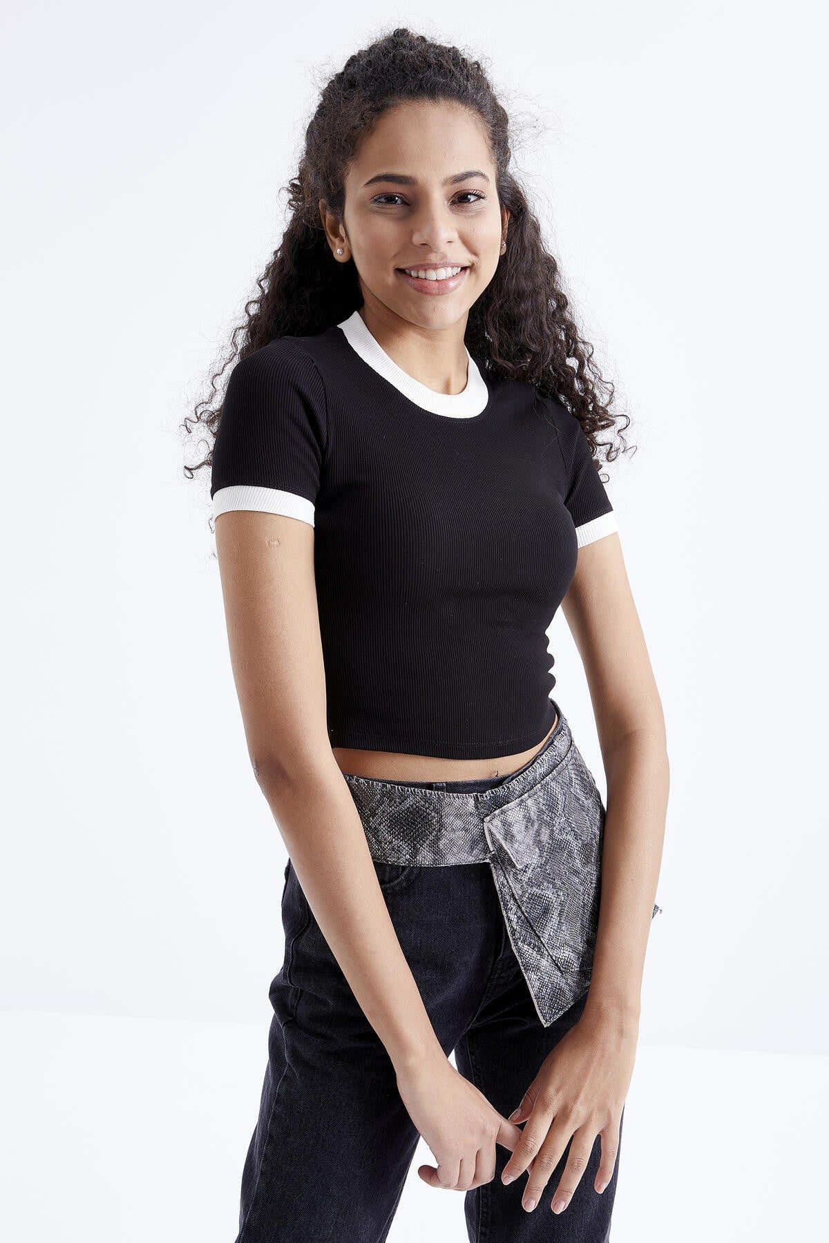 Siyah Basic Kol Detaylı O Yaka Kadın Crop Top T-Shirt - 97200
