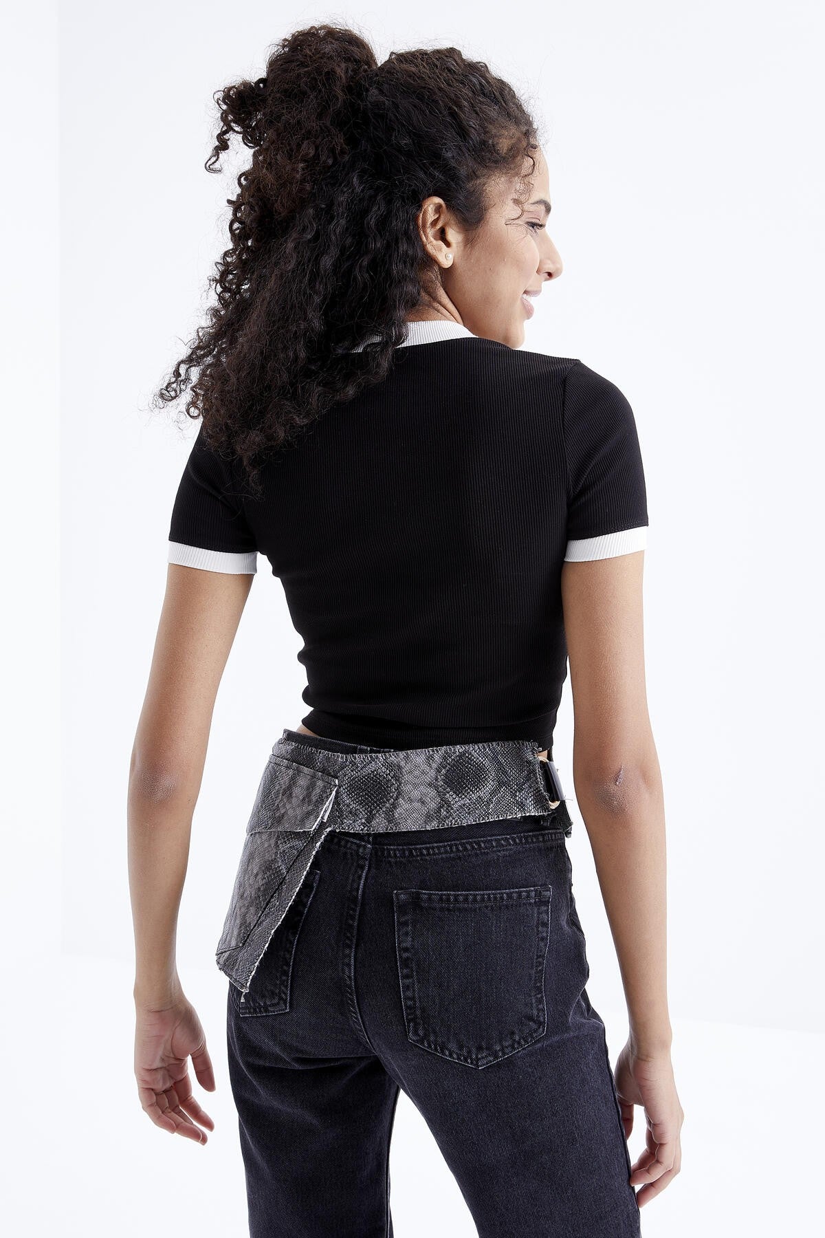 Siyah Basic Kol Detaylı O Yaka Kadın Crop Top T-Shirt - 97200