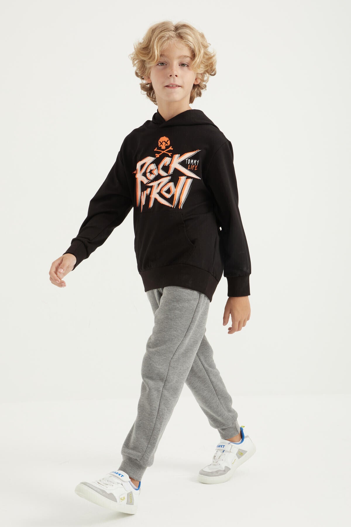 Siyah Yazı Baskılı Kanguru Cepli Kapüşonlu Standart Kalıp Erkek Çocuk Sweatshirt - 11002