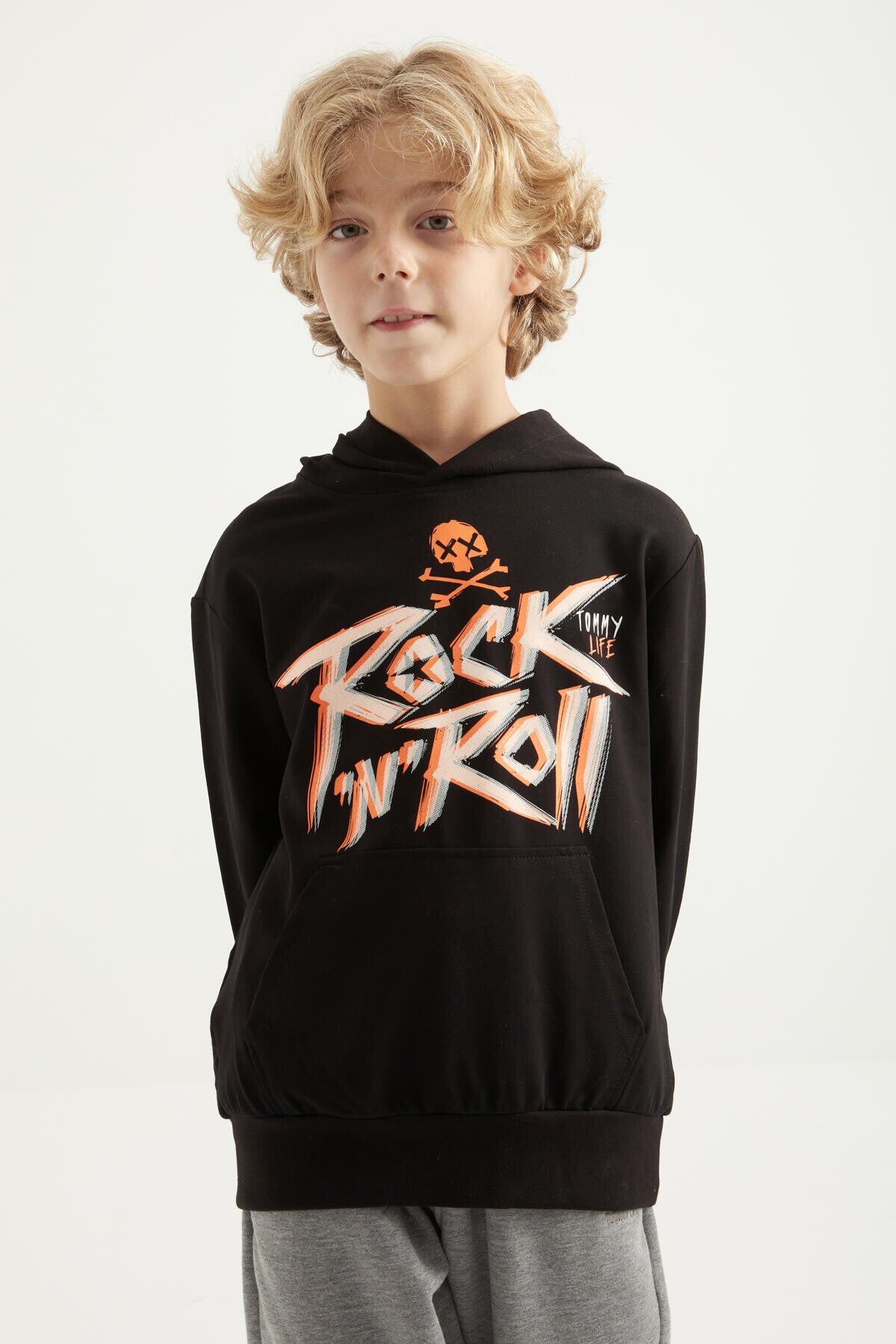 Siyah Yazı Baskılı Kanguru Cepli Kapüşonlu Standart Kalıp Erkek Çocuk Sweatshirt - 11002