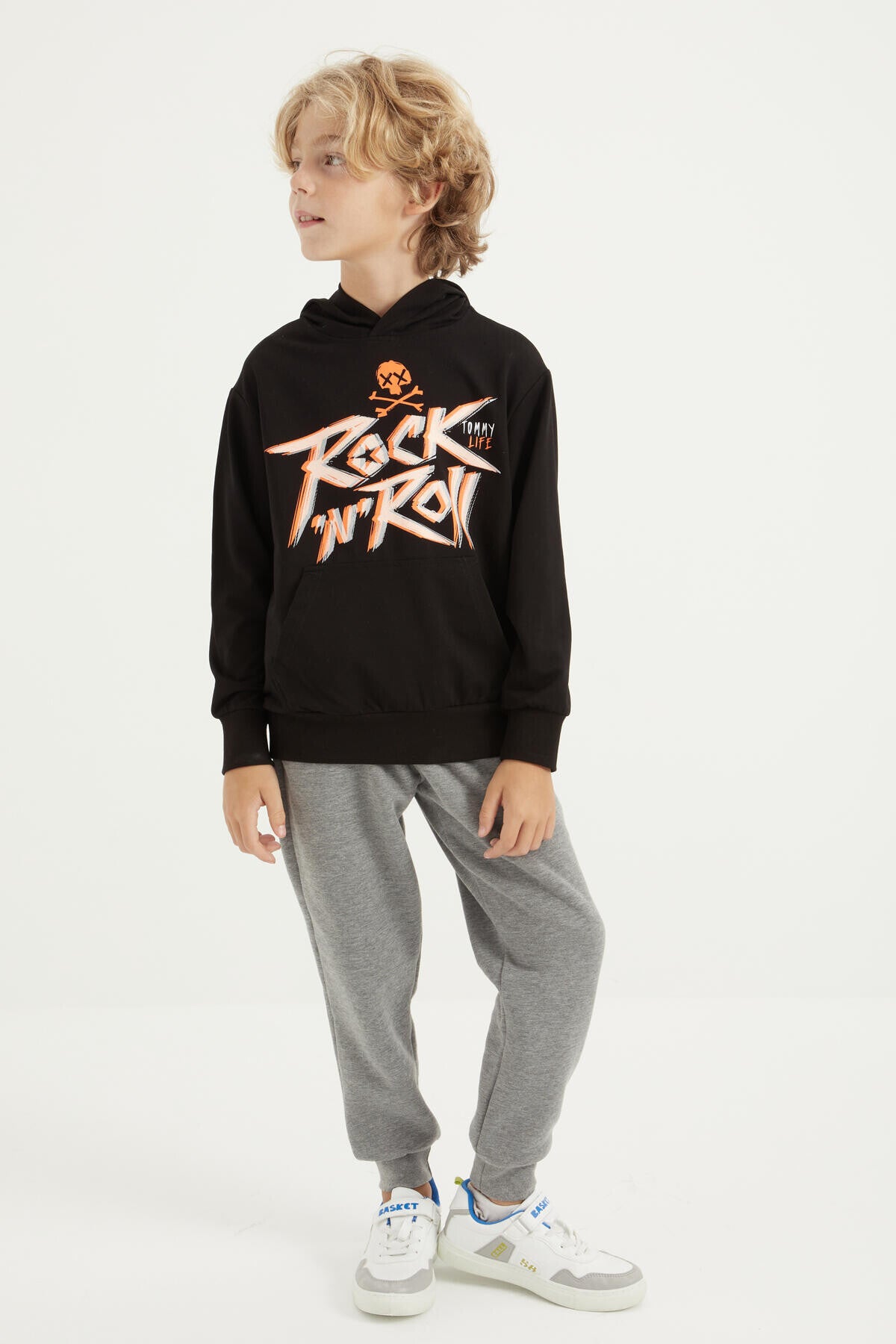 Siyah Yazı Baskılı Kanguru Cepli Kapüşonlu Standart Kalıp Erkek Çocuk Sweatshirt - 11002