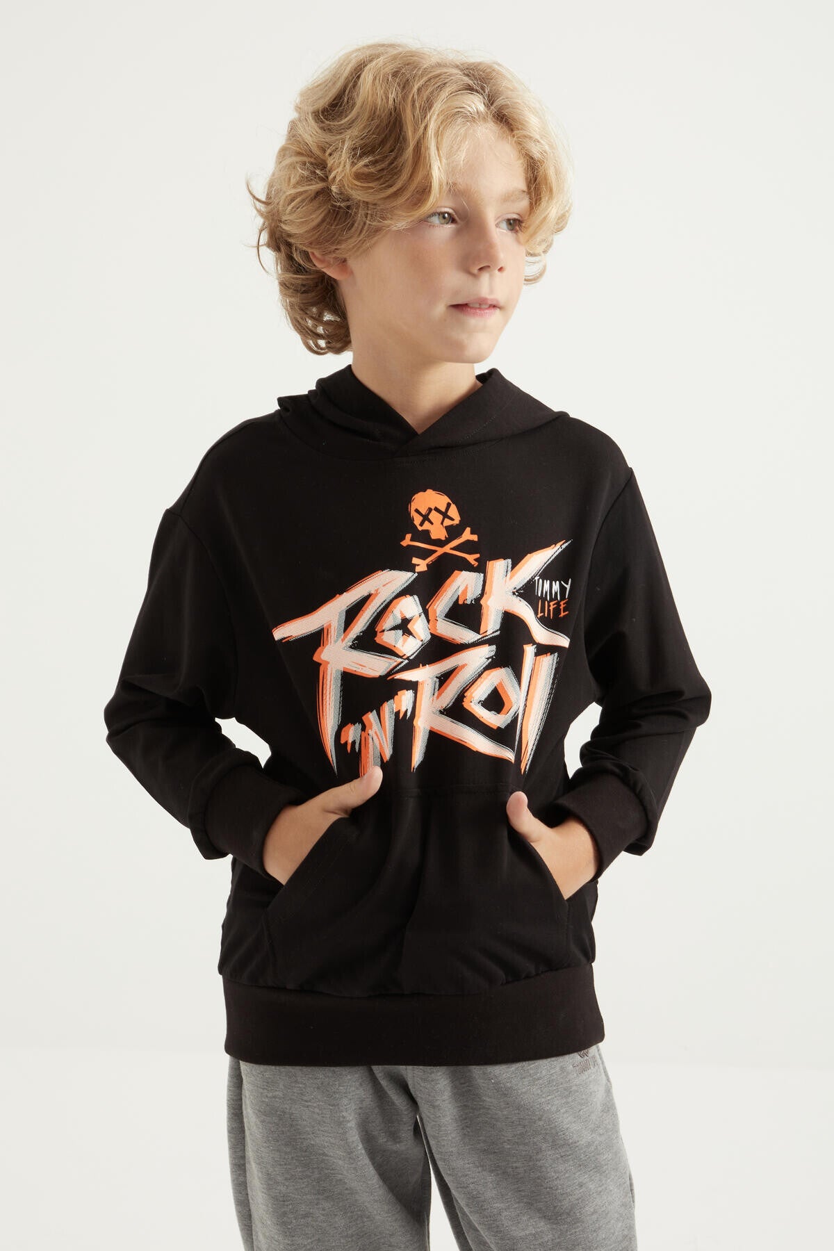 Siyah Yazı Baskılı Kanguru Cepli Kapüşonlu Standart Kalıp Erkek Çocuk Sweatshirt - 11002