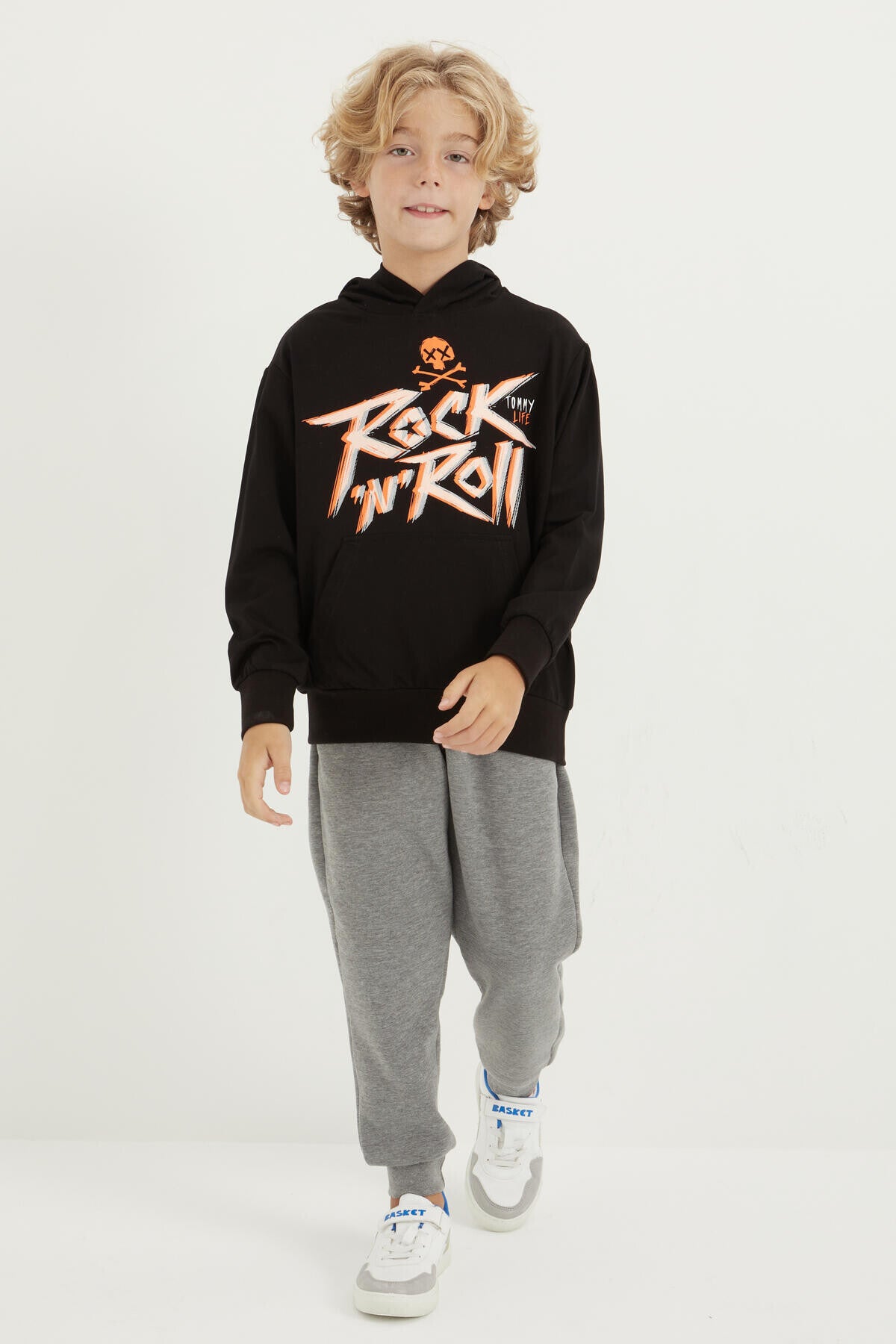 Siyah Yazı Baskılı Kanguru Cepli Kapüşonlu Standart Kalıp Erkek Çocuk Sweatshirt - 11002