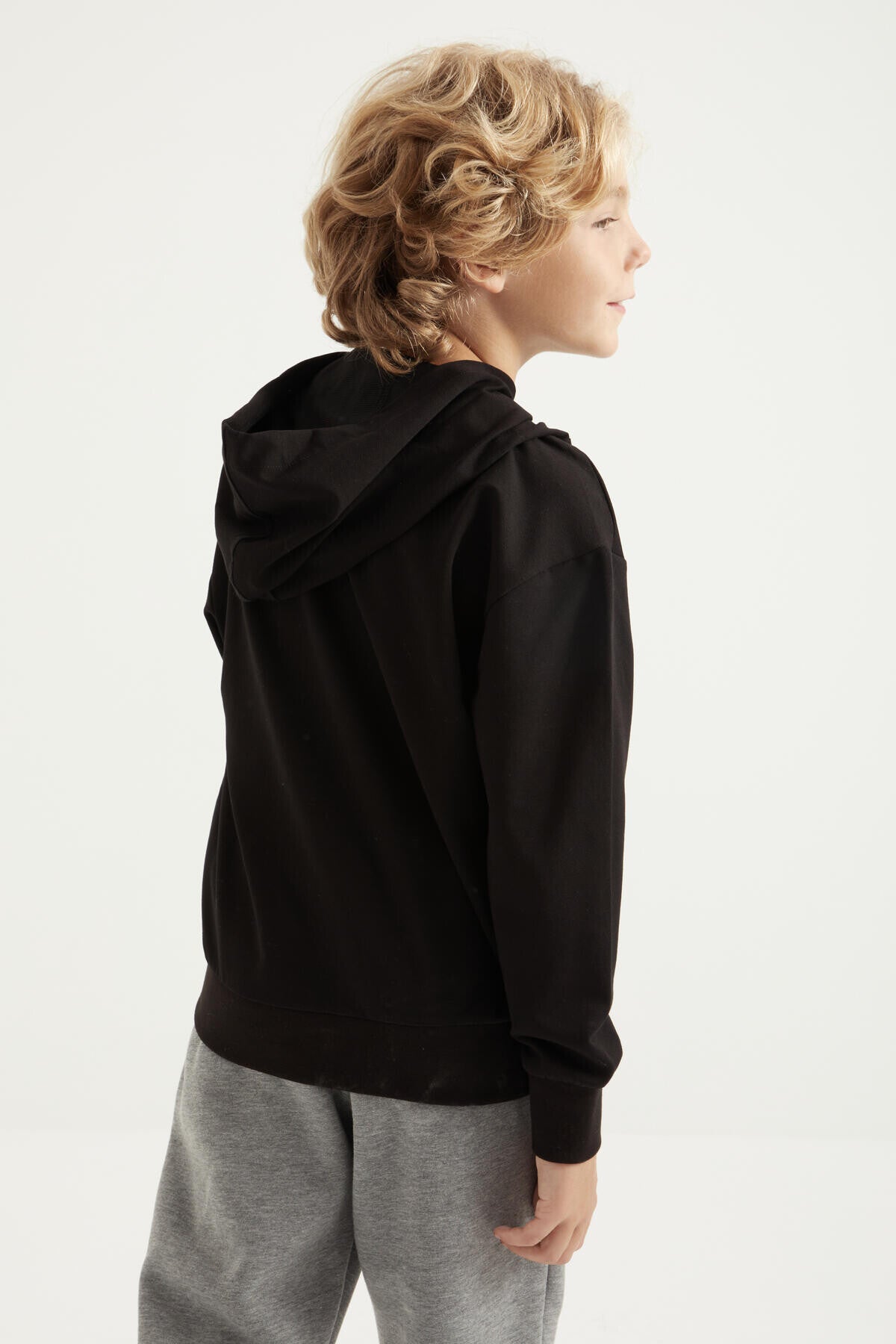 Siyah Yazı Baskılı Kanguru Cepli Kapüşonlu Standart Kalıp Erkek Çocuk Sweatshirt - 11002