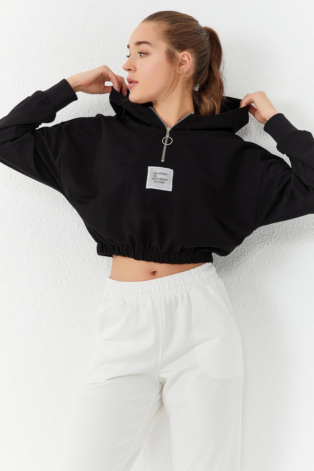 Siyah Beli Büzgülü Kapüşonlu Yarım Fermuarlı Rahat Form Kadın Crop Top Sweatshirt - 97155