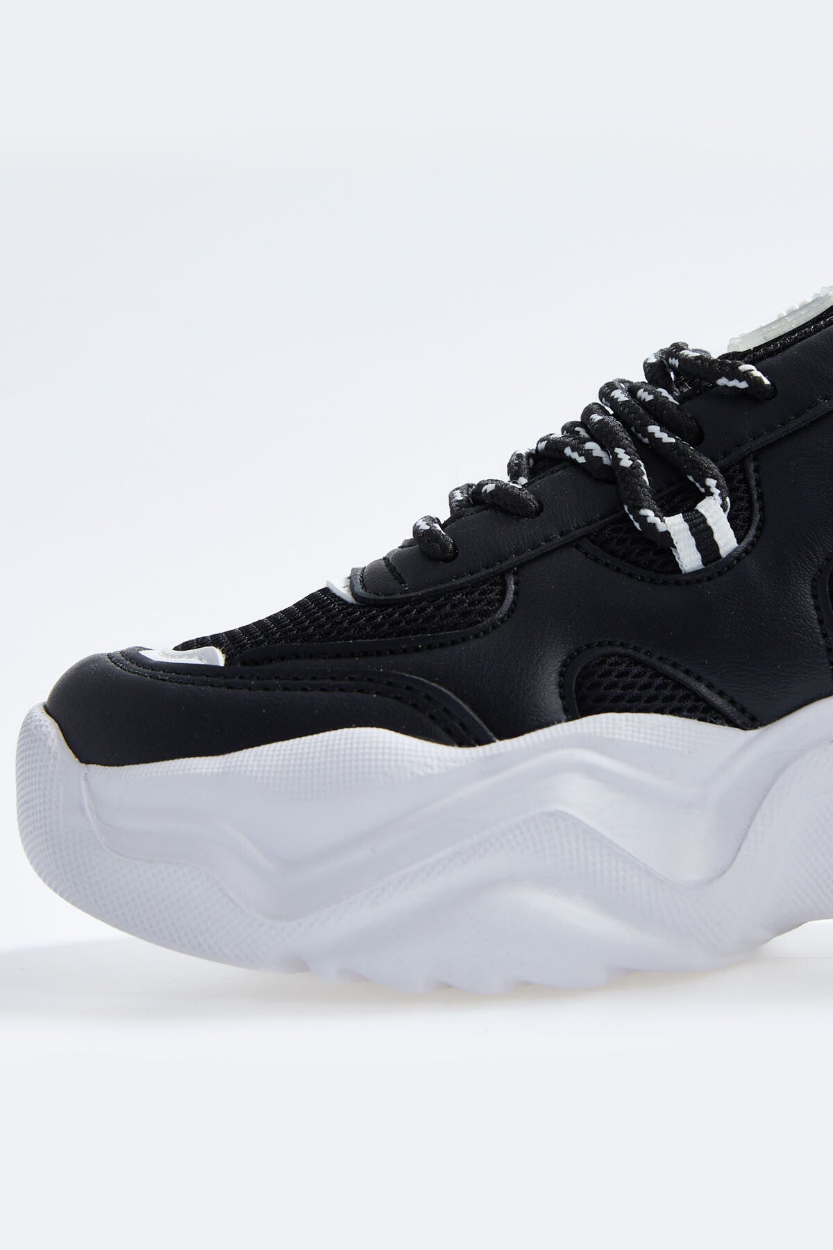 Siyah - Beyaz Bağcıklı Yüksek Taban File Detaylı Kadın Spor Ayakkabı - 89201