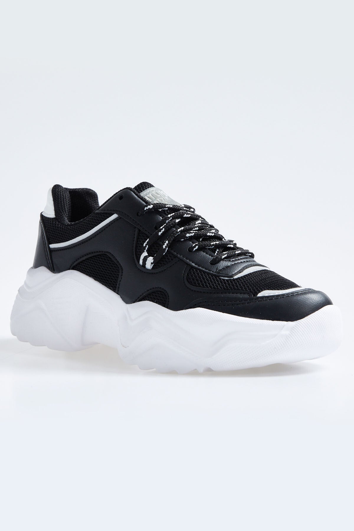 Siyah - Beyaz Bağcıklı Yüksek Taban File Detaylı Kadın Spor Ayakkabı - 89201