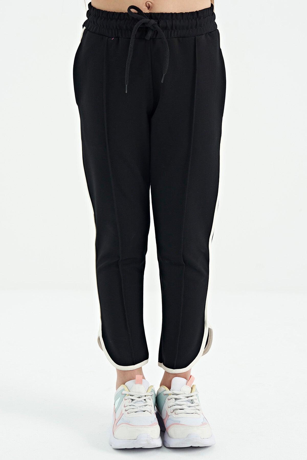 Siyah Biye Detaylı Bağcıklı Ön Nevürlü Geniş Paçalı Kız Çocuk Eşofman Altı - 75124