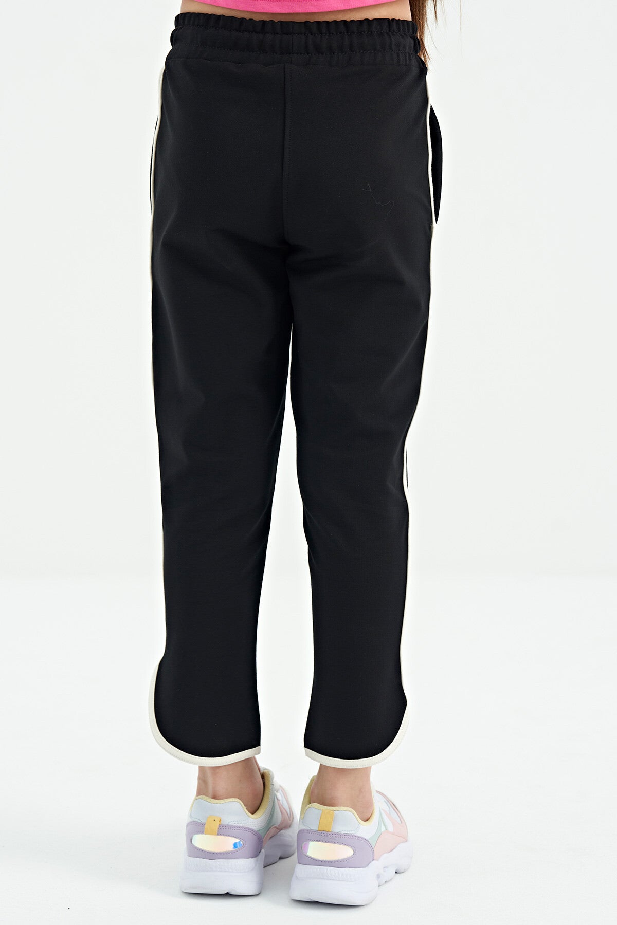 Siyah Biye Detaylı Bağcıklı Ön Nevürlü Geniş Paçalı Kız Çocuk Eşofman Altı - 75124