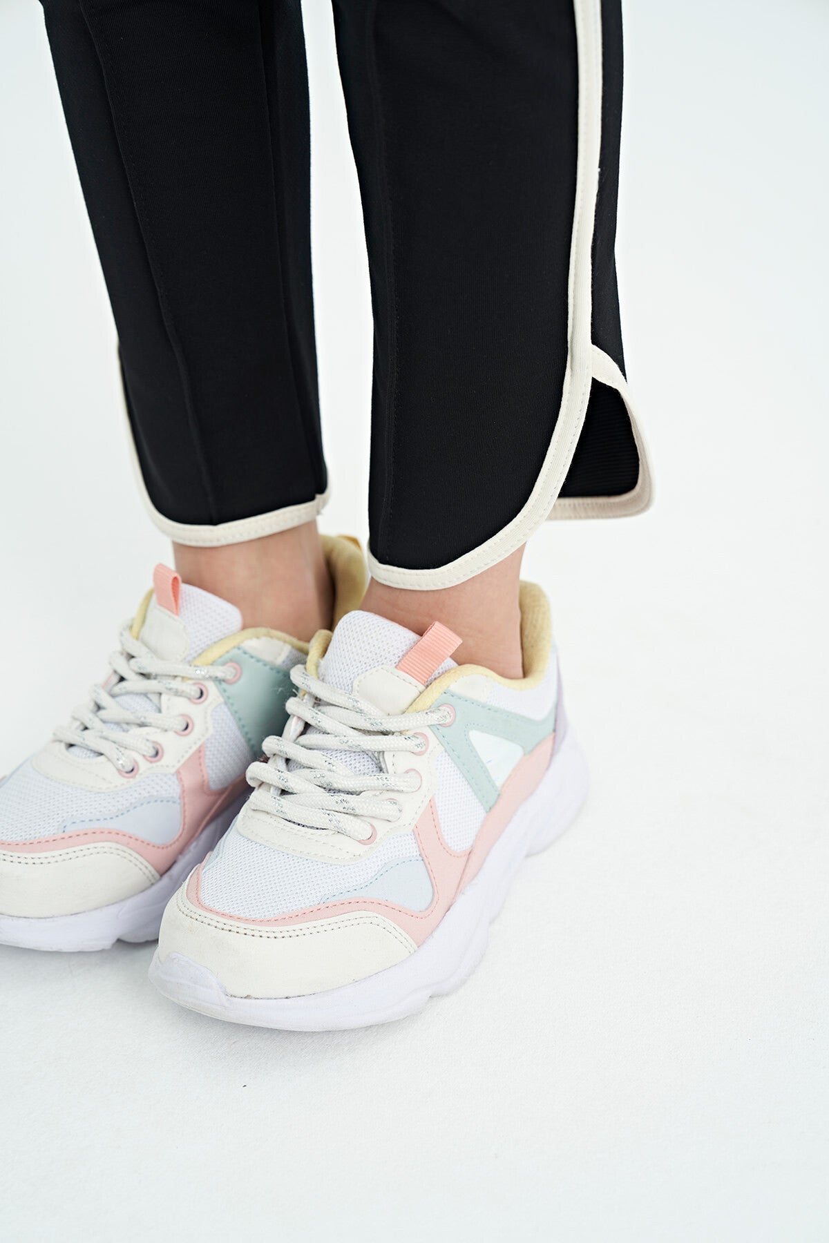 Siyah Biye Detaylı Bağcıklı Ön Nevürlü Geniş Paçalı Kız Çocuk Eşofman Altı - 75124