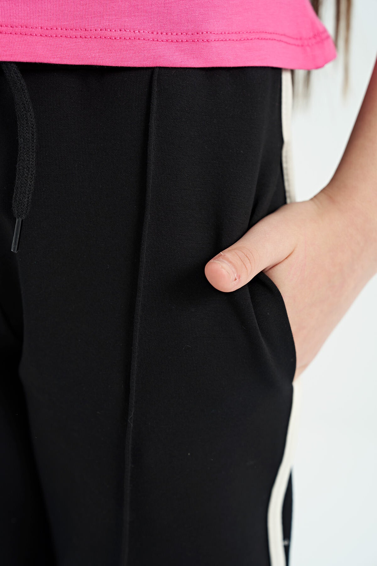 Siyah Biye Detaylı Bağcıklı Ön Nevürlü Geniş Paçalı Kız Çocuk Eşofman Altı - 75124