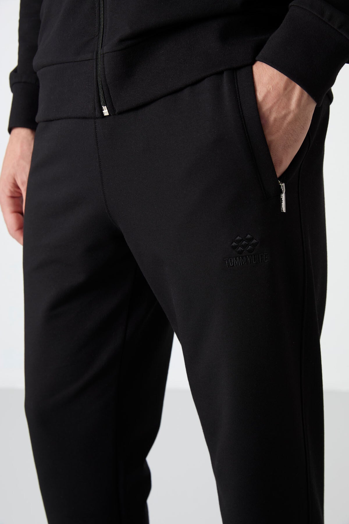 Siyah Dik Yaka Fermuarlı Rahat Form Klasik Paça Erkek Eşofman Takımı - 85072