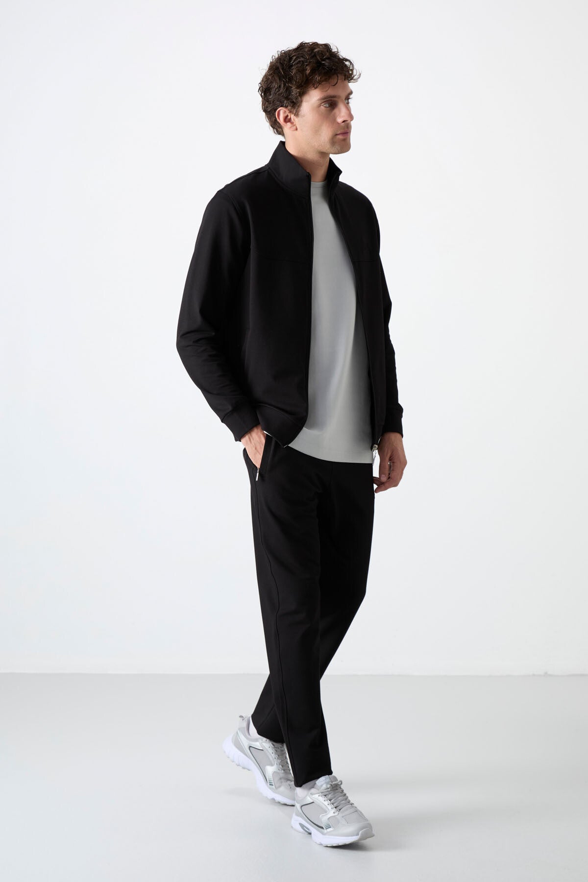 Siyah Dik Yaka Fermuarlı Rahat Form Klasik Paça Erkek Eşofman Takımı - 85072