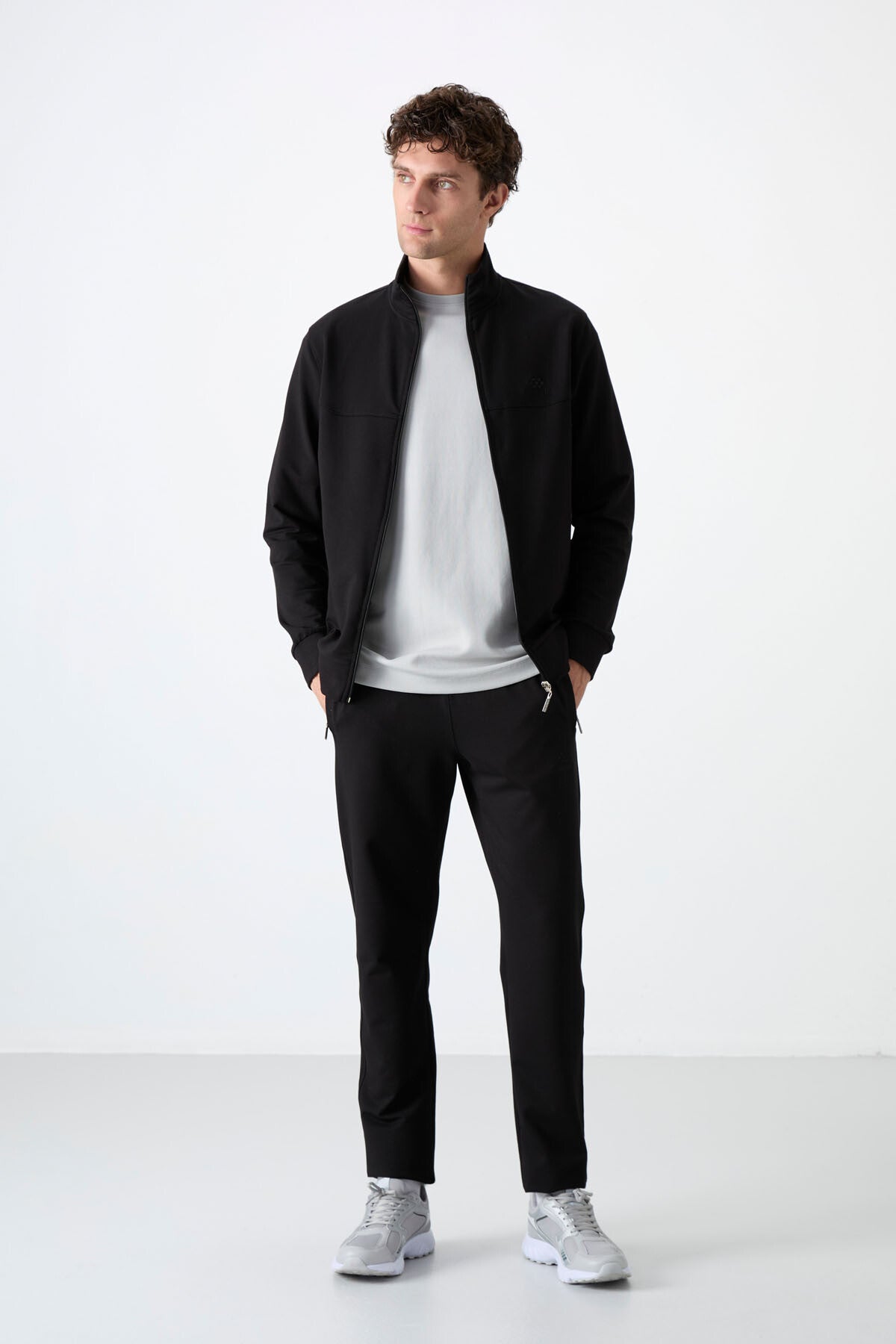 Siyah Dik Yaka Fermuarlı Rahat Form Klasik Paça Erkek Eşofman Takımı - 85072