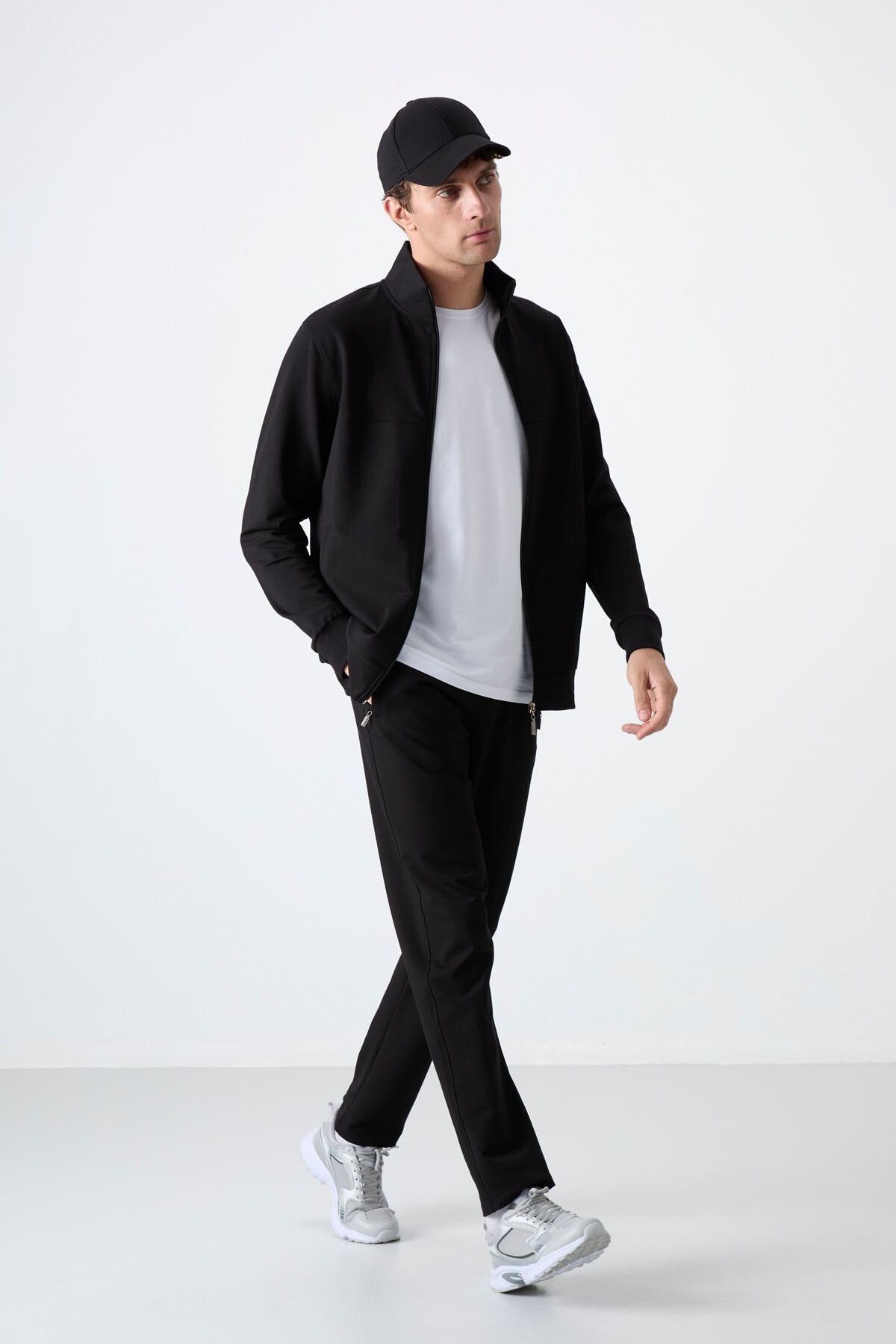 Siyah Dik Yaka Fermuarlı Rahat Form Klasik Paça Erkek Eşofman Takımı - 85072