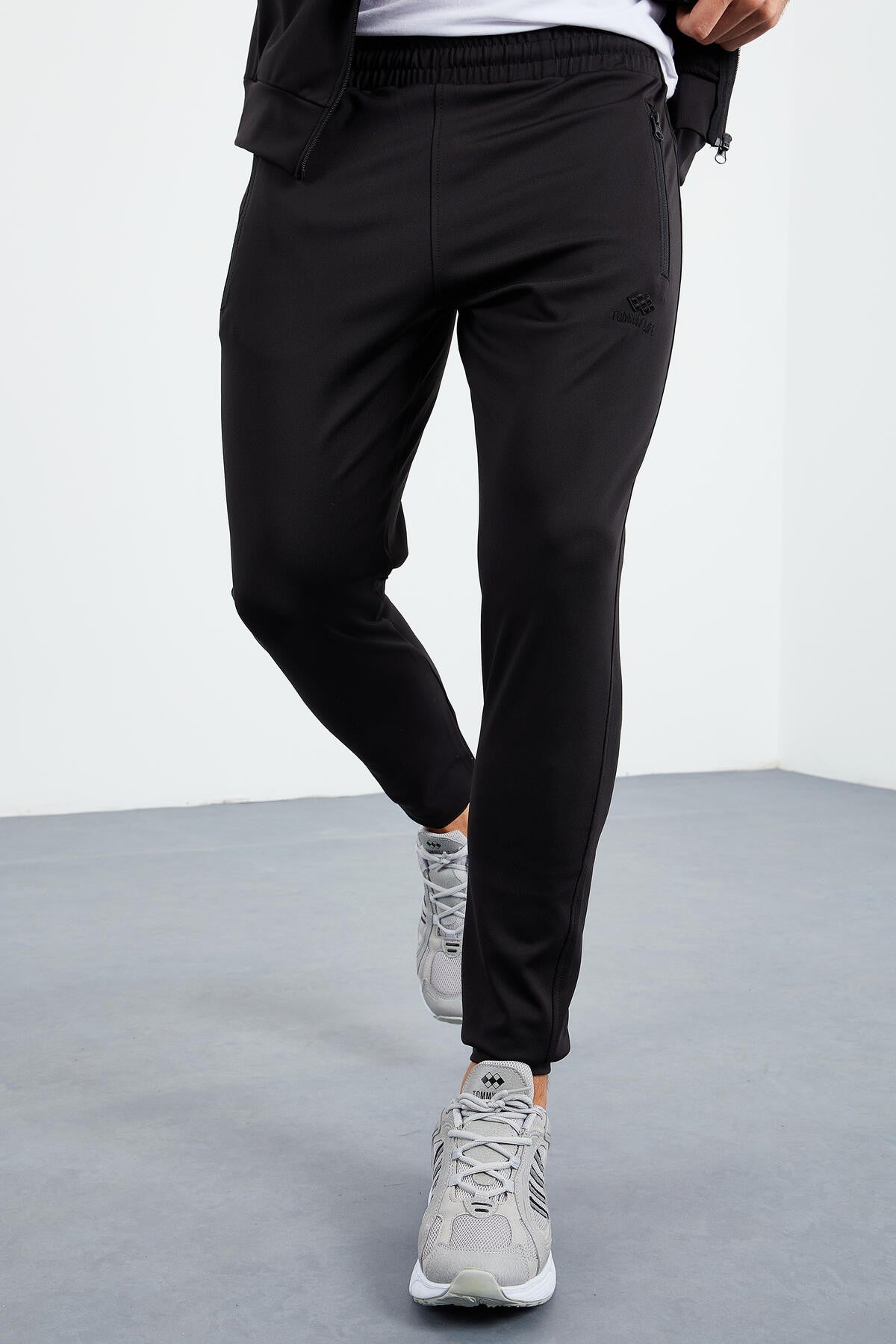 Siyah Dik Yaka Fermuarlı Standart Kalıp Manşetli Erkek Eşofman Takım - 85160