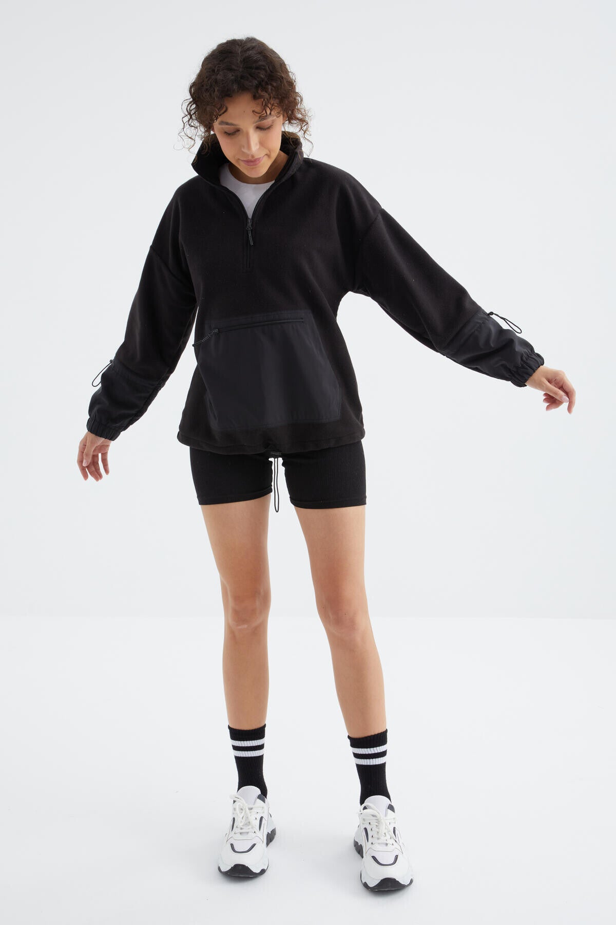 Siyah Etek Ucu Büzgülü Yarım Fermuarlı Oversize Kadın Polar Sweatshirt - 97238