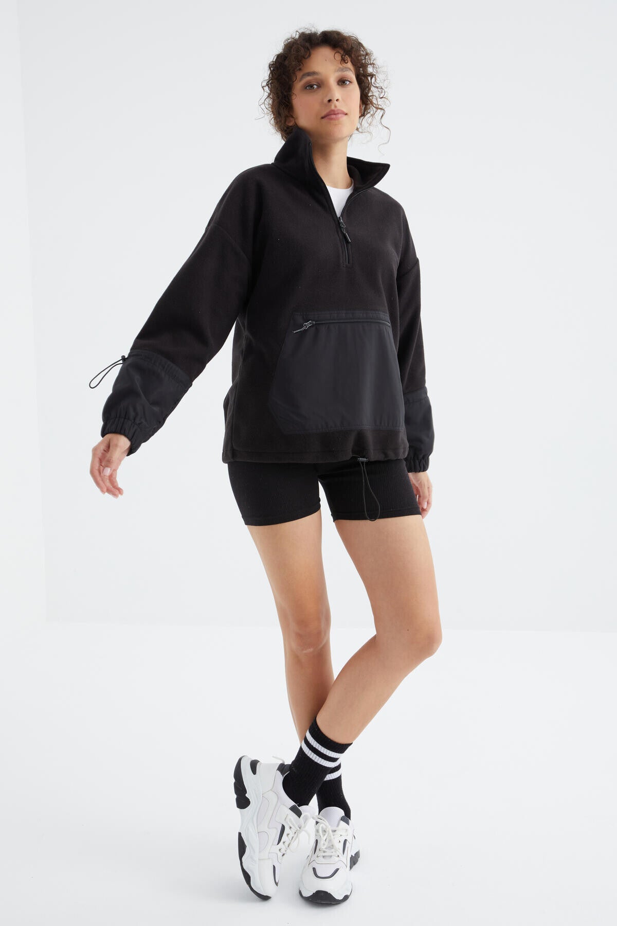 Siyah Etek Ucu Büzgülü Yarım Fermuarlı Oversize Kadın Polar Sweatshirt - 97238