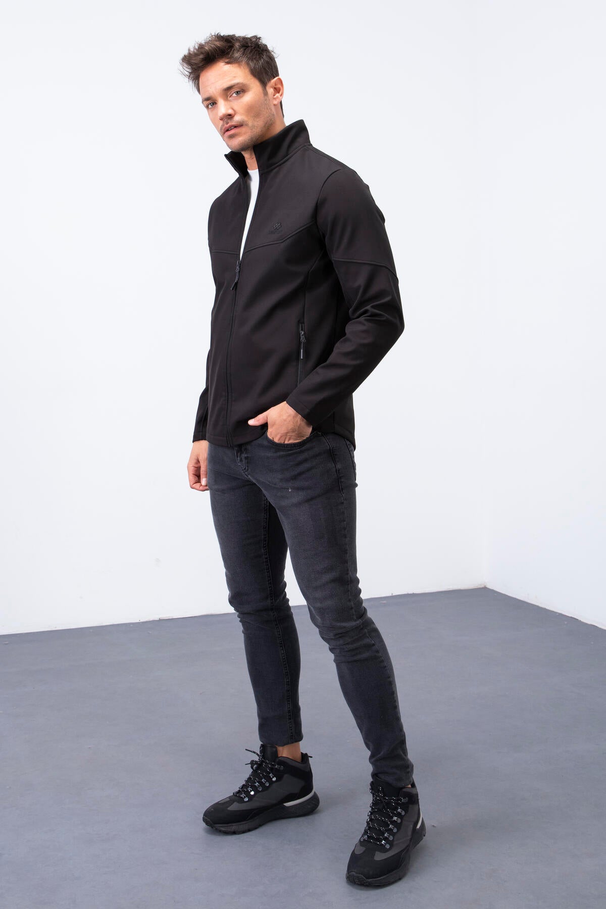 Siyah Fermuarlı Dik Yaka Su ve Rüzgar Geçirmez Softshell Erkek Mont - 88050