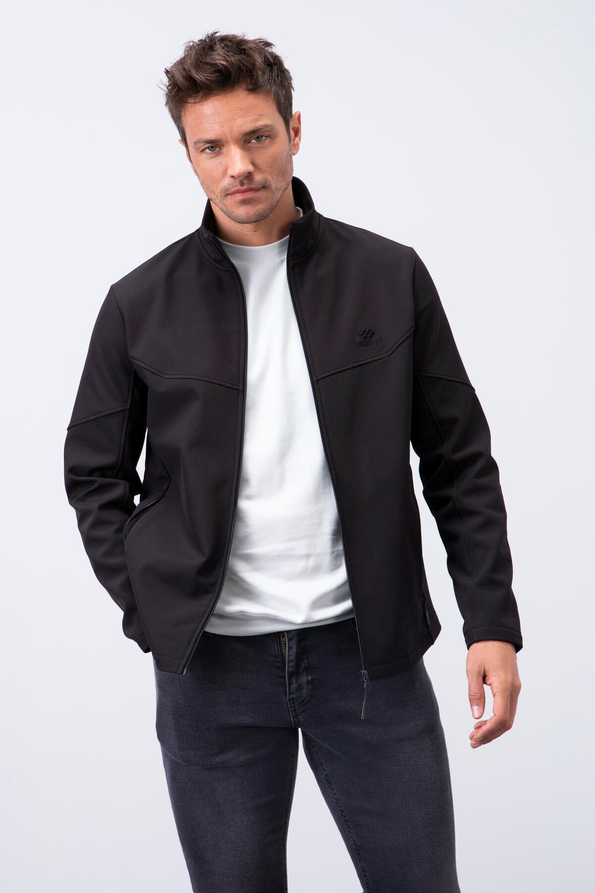 Siyah Fermuarlı Dik Yaka Su ve Rüzgar Geçirmez Softshell Erkek Mont - 88050