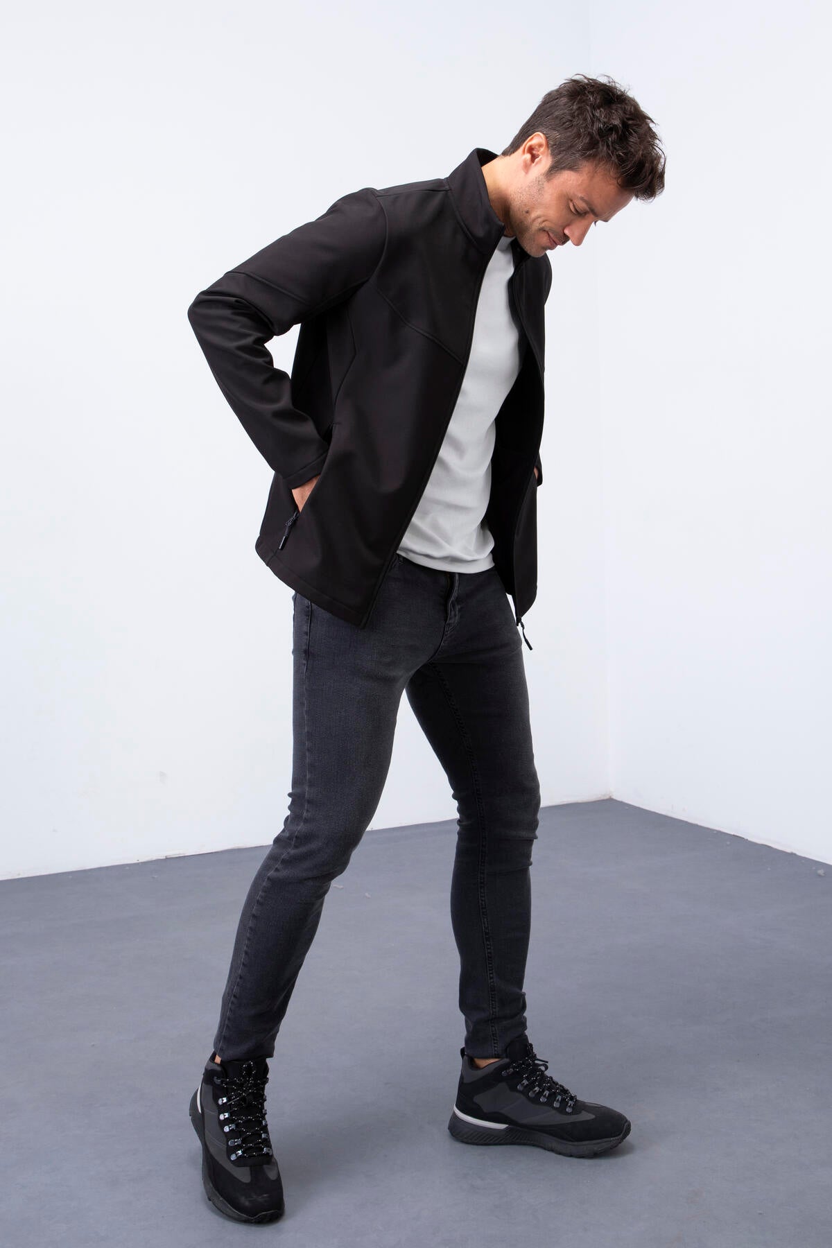 Siyah Fermuarlı Dik Yaka Su ve Rüzgar Geçirmez Softshell Erkek Mont - 88050