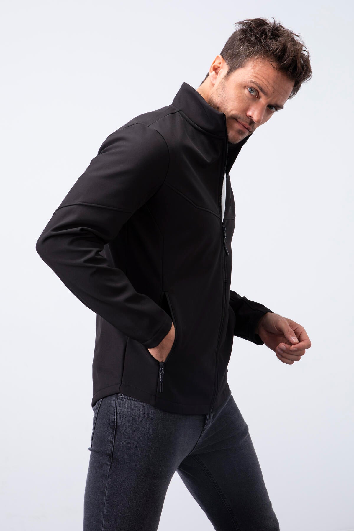 Siyah Fermuarlı Dik Yaka Su ve Rüzgar Geçirmez Softshell Erkek Mont - 88050
