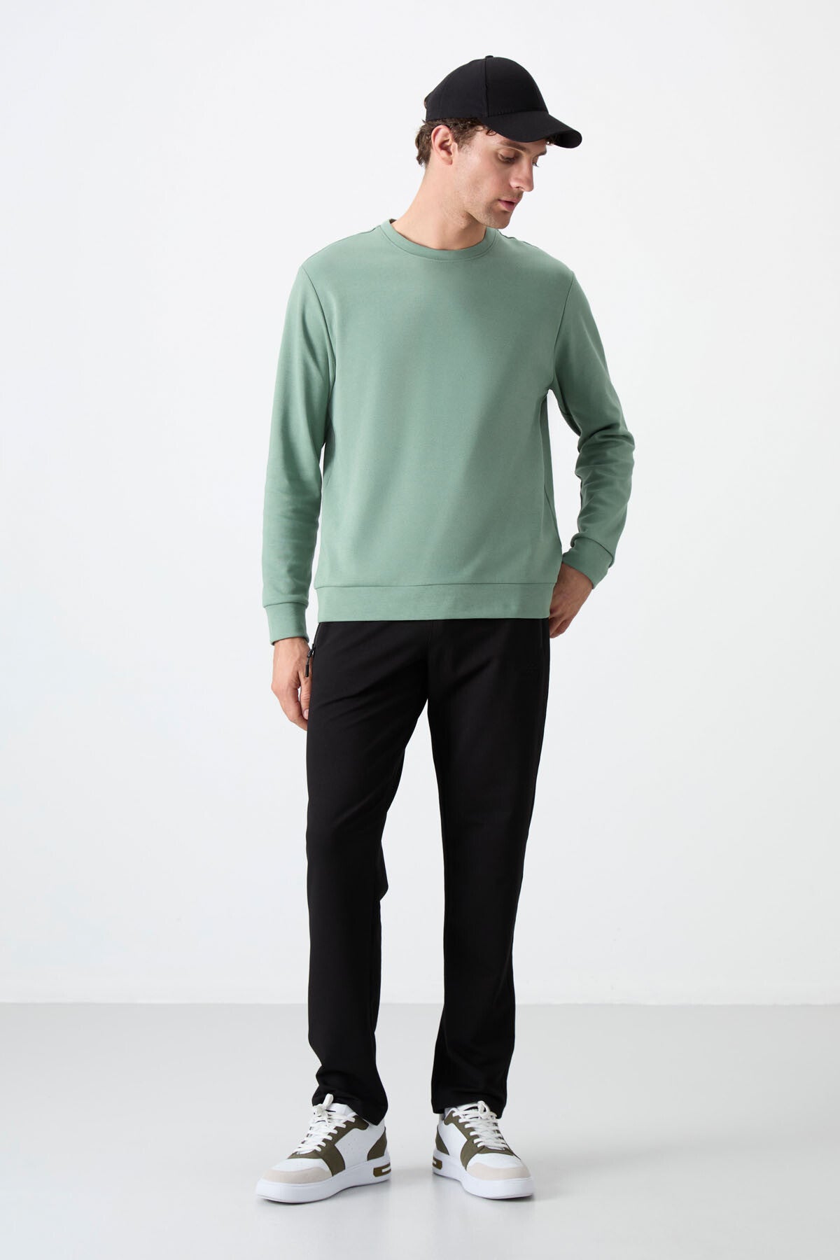 Siyah Fermuarlı Üç Cepli Dar Kalıp Klasik Paça Erkek Eşofman Alt - 84671