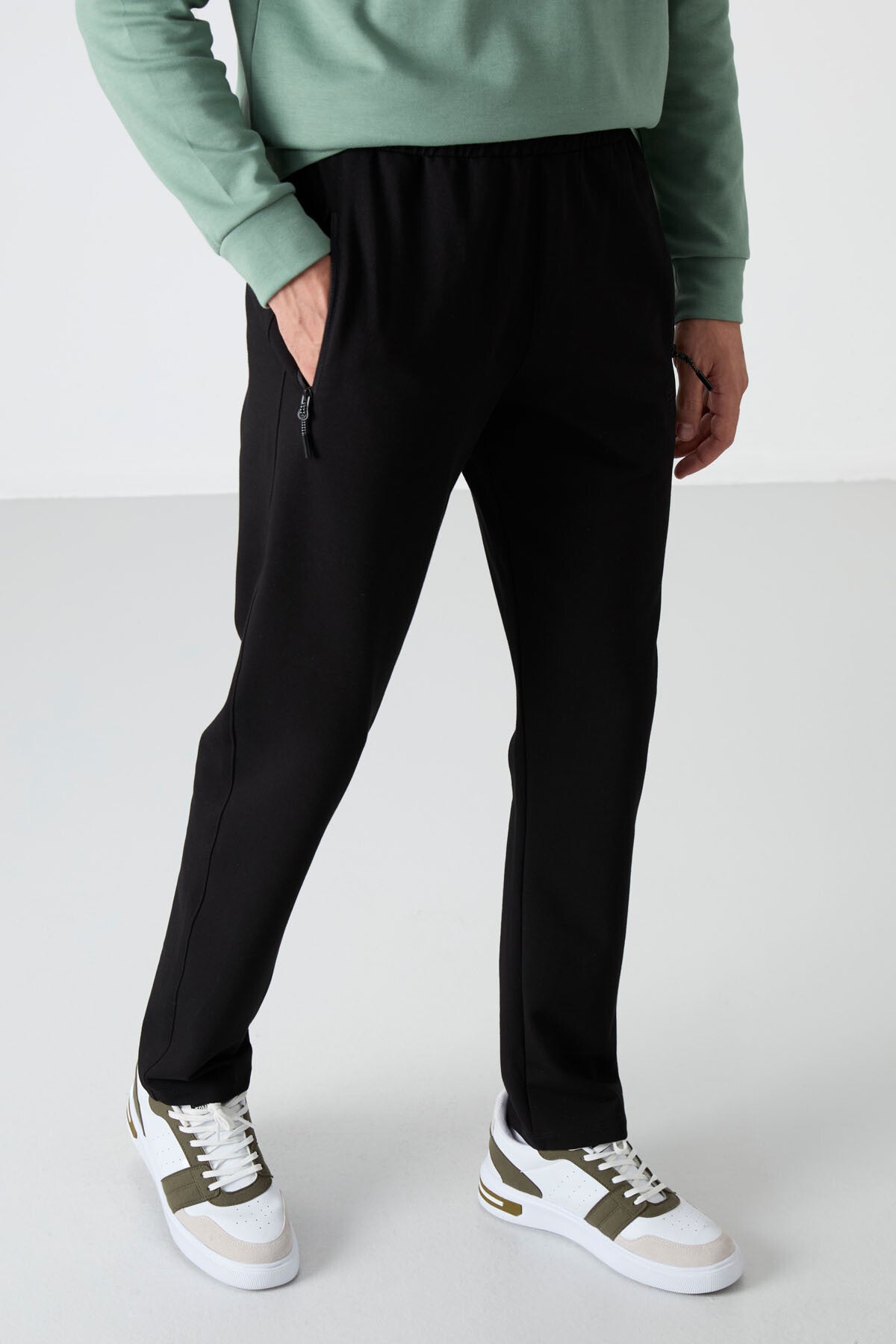 Siyah Fermuarlı Üç Cepli Dar Kalıp Klasik Paça Erkek Eşofman Alt - 84671