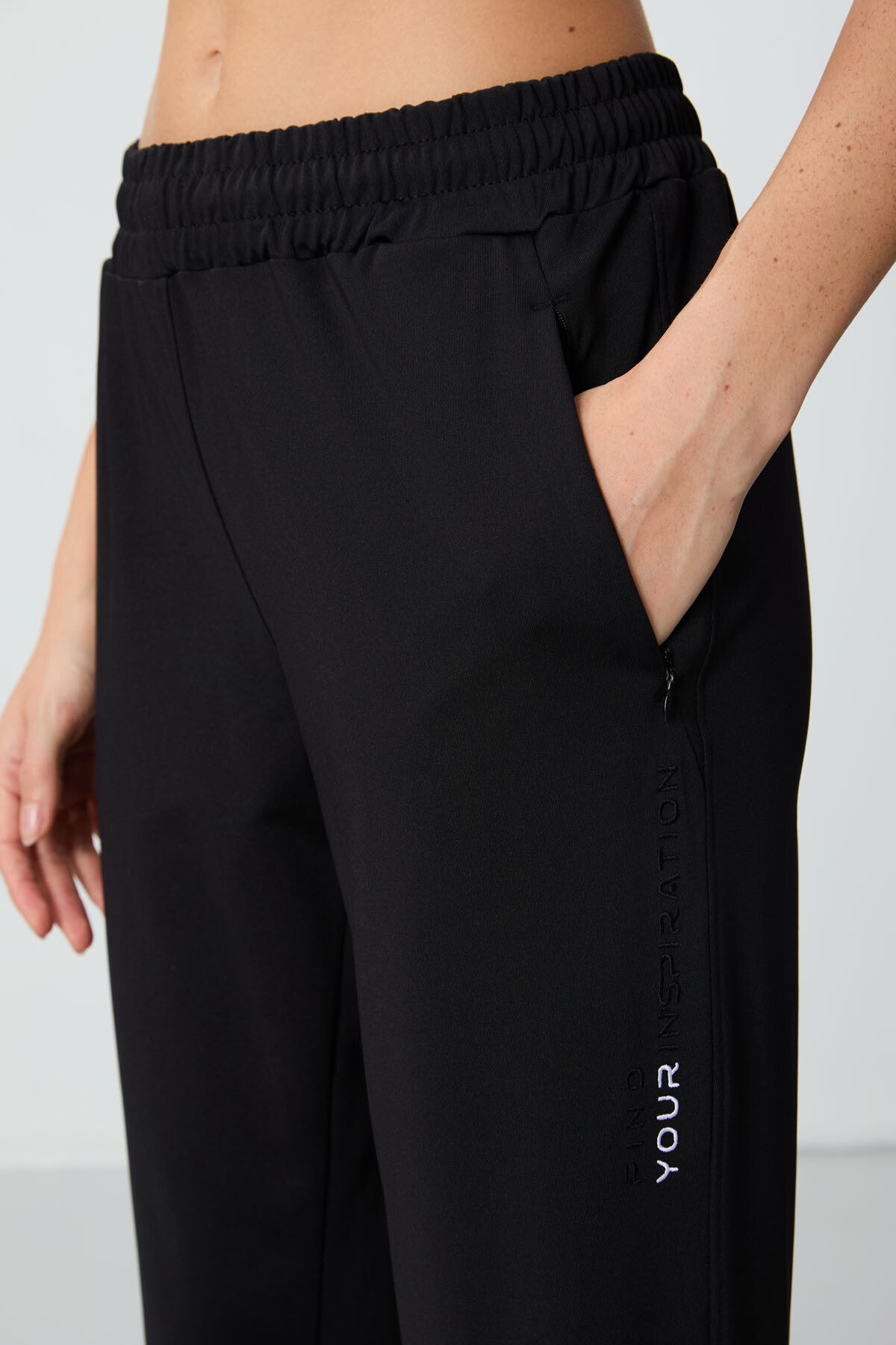 Siyah Kapüşonlu Gizli Cep Detaylı Standart Kalıp Kadın Eşofman Takımı - 95306