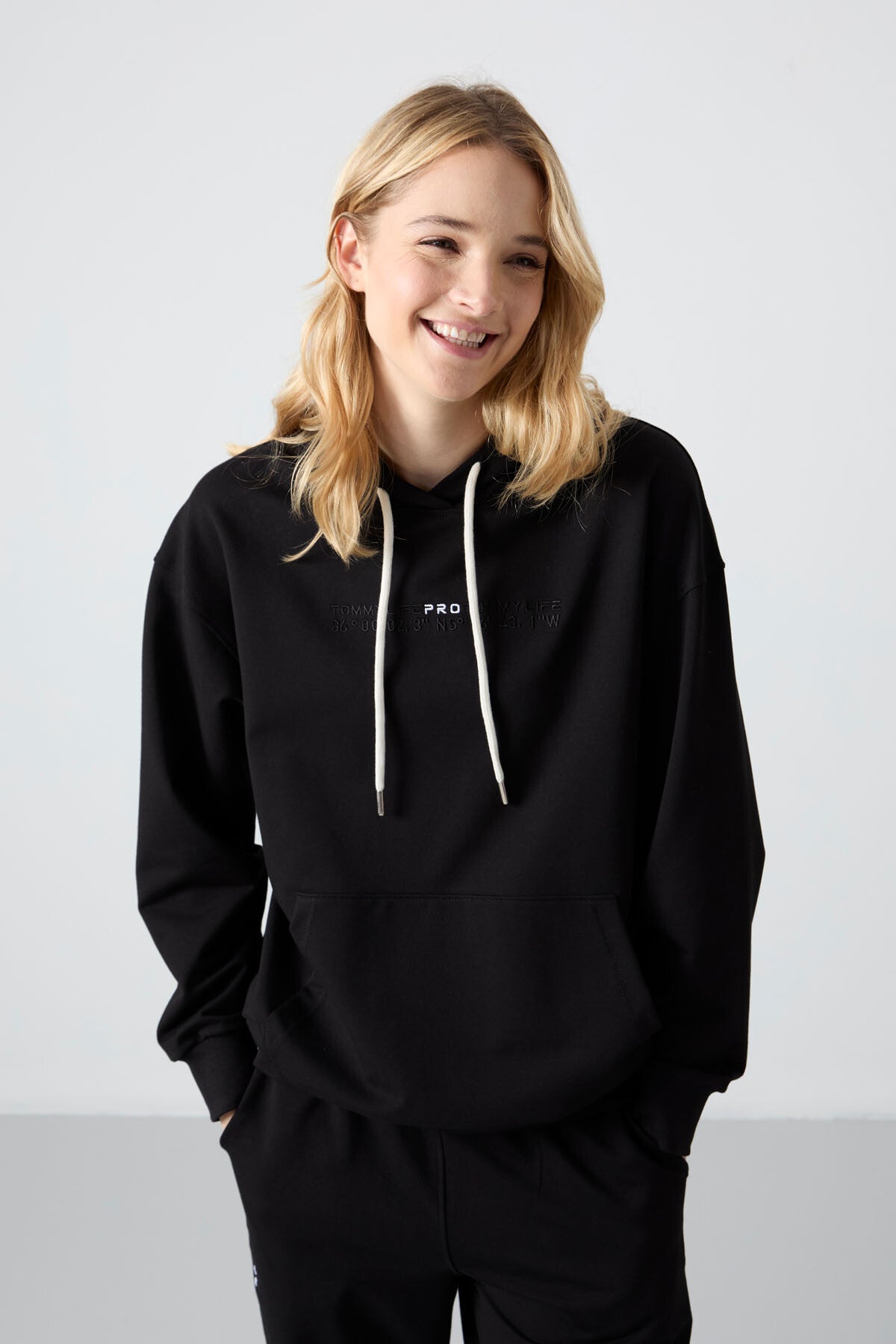 Siyah Kapüşonlu Kanguru Cep Oversize Lastik Paça Kadın Eşofman Takımı - 95288