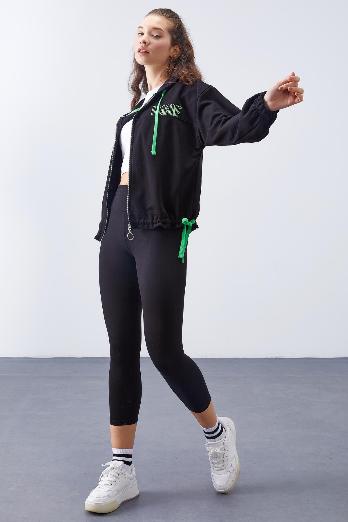 Siyah Kapüşonlu Renkli Bağcıklı Fermuarlı Kadın Oversize Sweatshirt - 97176