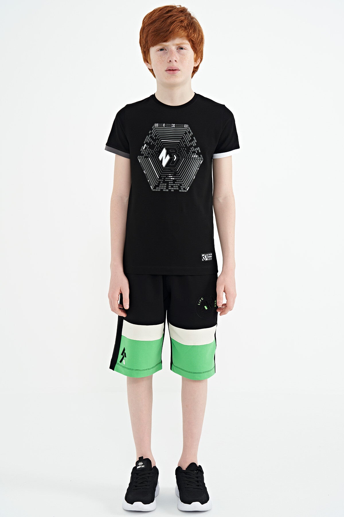 Siyah Kol Ucu Renkli Detaylı Baskılı Standart Kalıp Erkek Çocuk T-Shirt - 11156