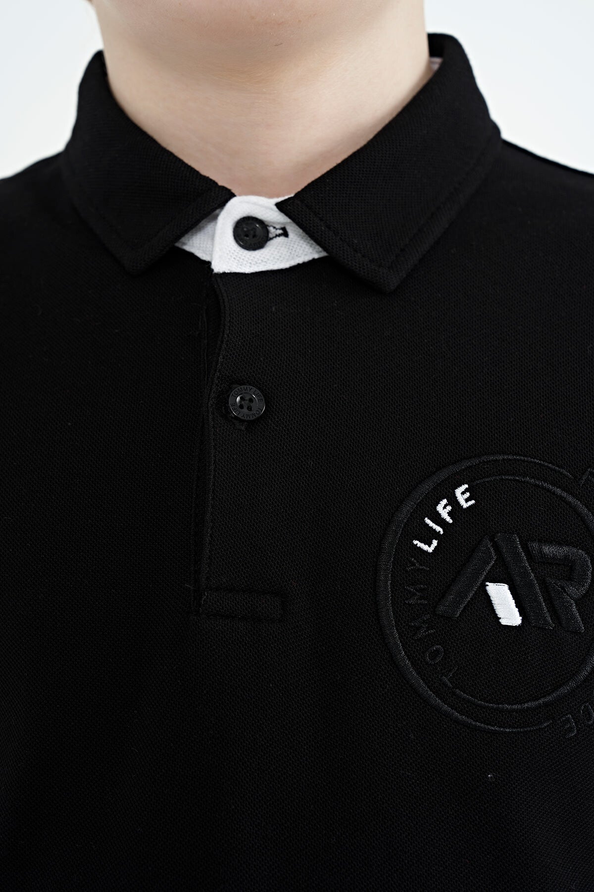 Siyah Kol Ucu Renkli Logo Nakışlı Standart Kalıp Polo Yaka Erkek Çocuk T-Shirt - 11138