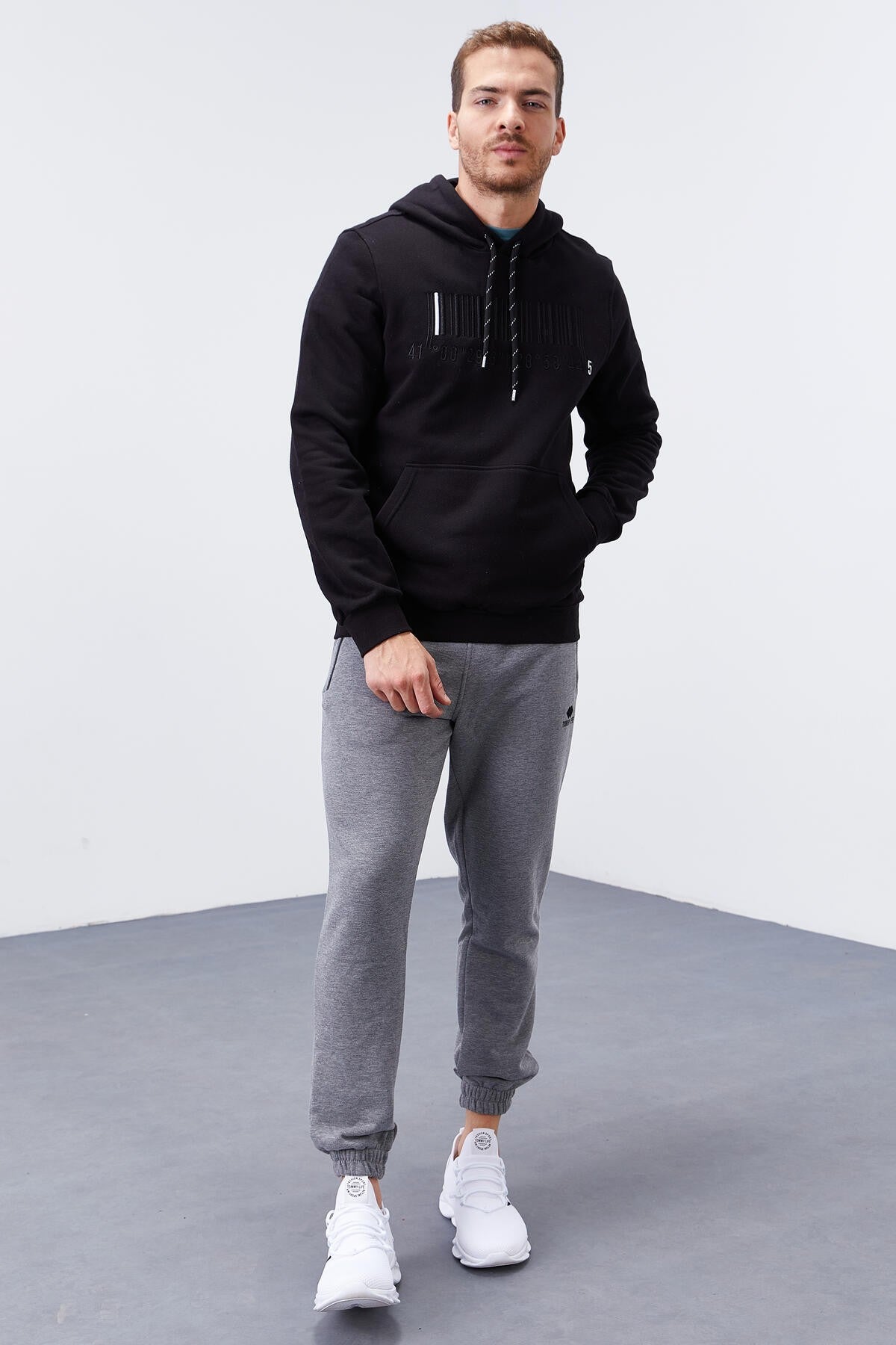 Siyah Nakışlı Kanguru Cep Standart Kalıp Kapüşonlu Erkek Sweatshirt - 87839