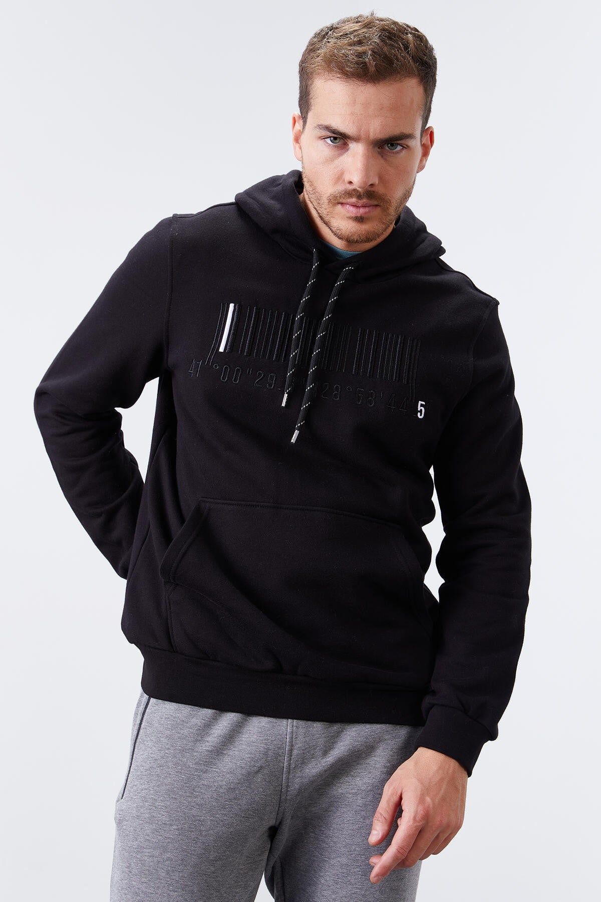 Siyah Nakışlı Kanguru Cep Standart Kalıp Kapüşonlu Erkek Sweatshirt - 87839