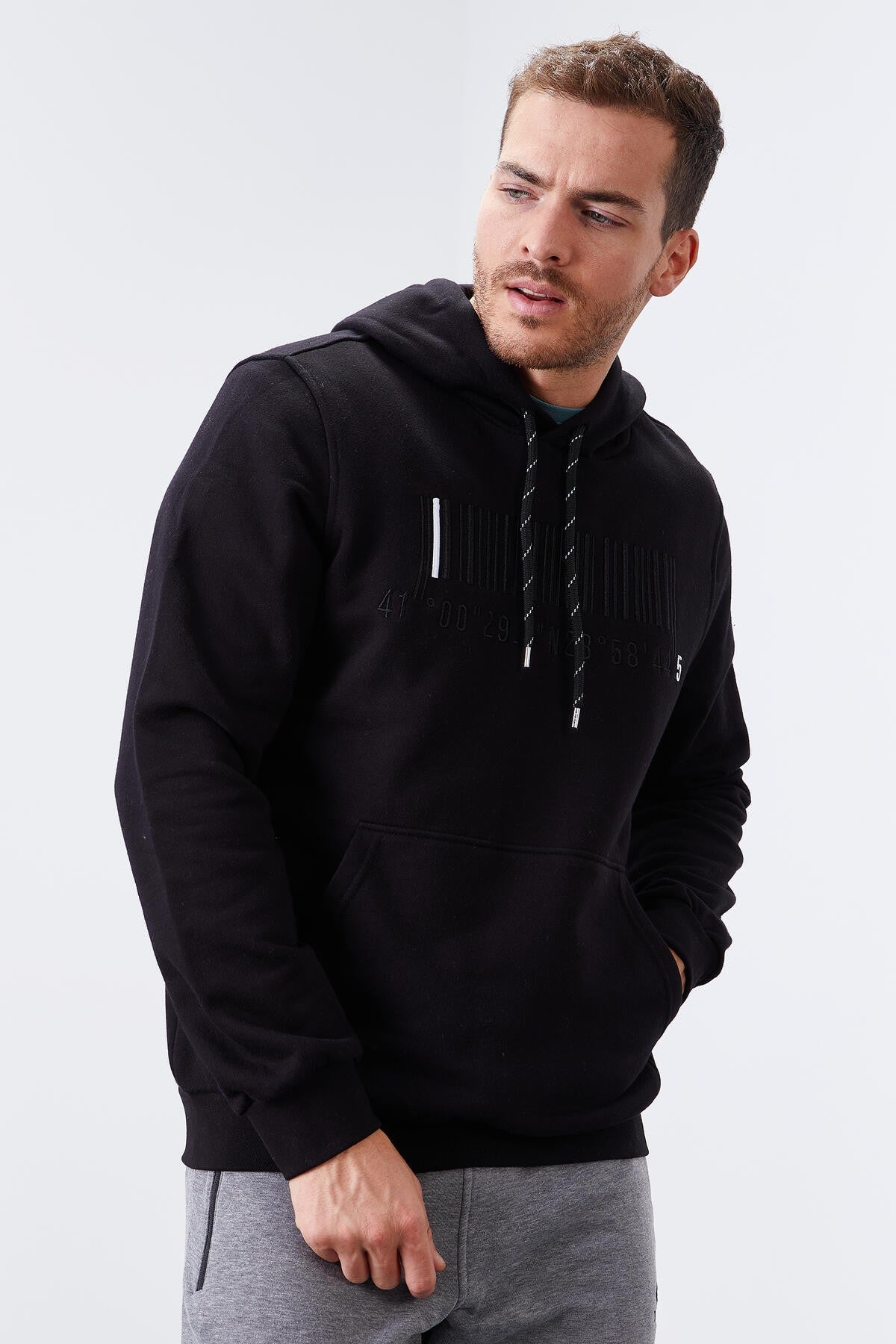 Siyah Nakışlı Kanguru Cep Standart Kalıp Kapüşonlu Erkek Sweatshirt - 87839