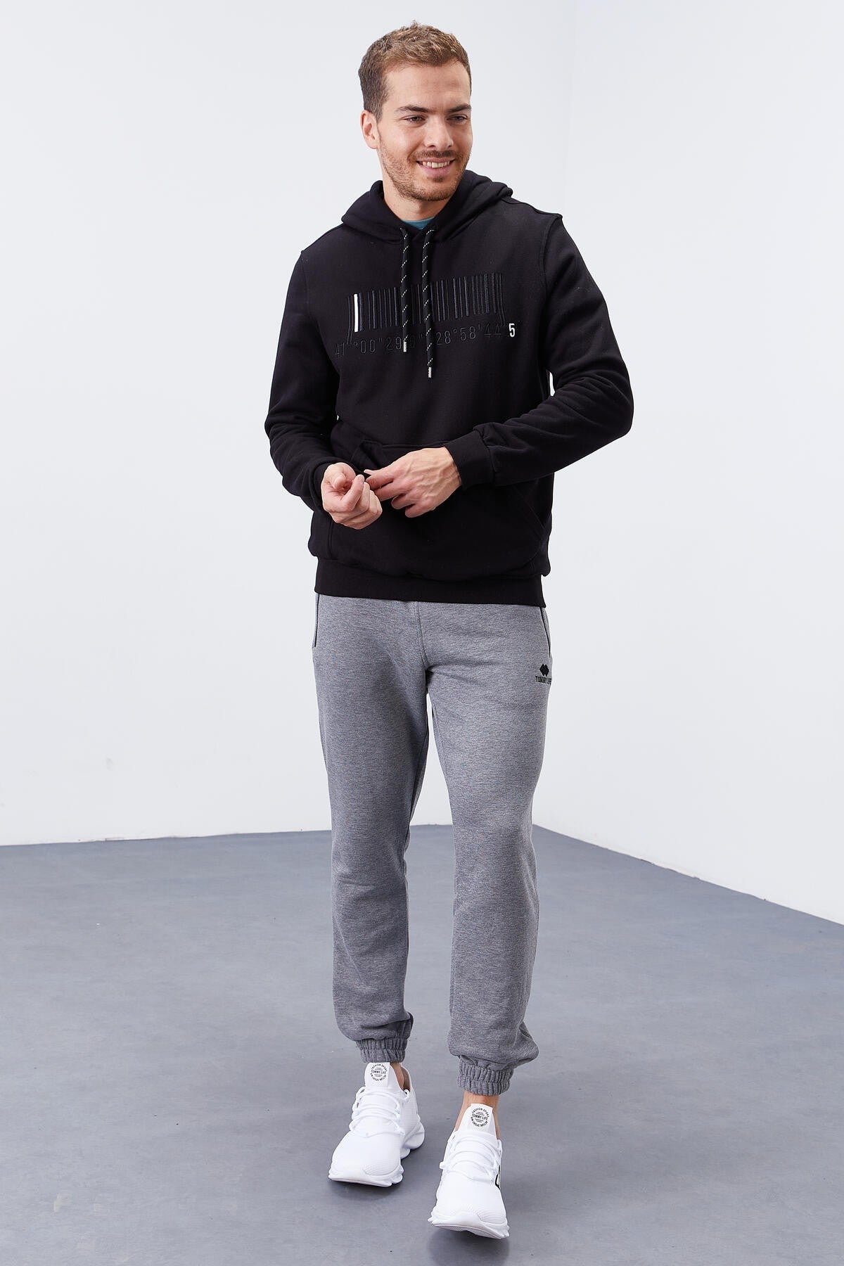 Siyah Nakışlı Kanguru Cep Standart Kalıp Kapüşonlu Erkek Sweatshirt - 87839