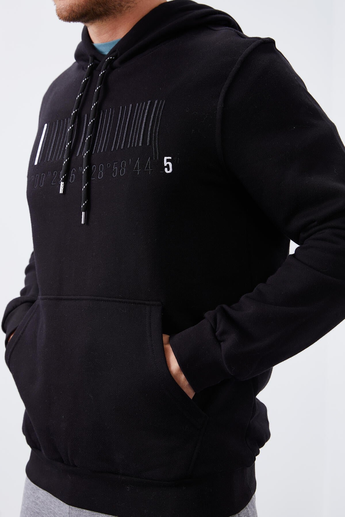 Siyah Nakışlı Kanguru Cep Standart Kalıp Kapüşonlu Erkek Sweatshirt - 87839