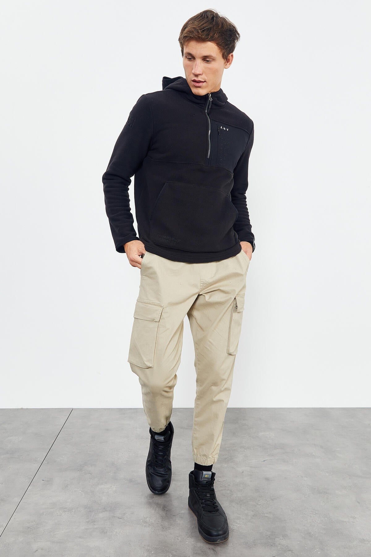 Siyah Nakışlı Yarım Fermuar Kapüşonlu Standart Kalıp Erkek Polar Sweatshirt - 87996