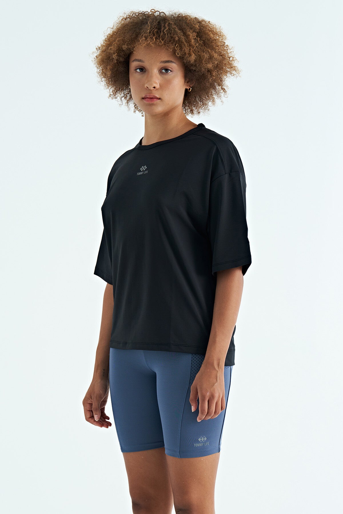 Siyah O Yaka Baskı Detaylı Oversize Kısa Kol Kadın T-Shirt - 97263