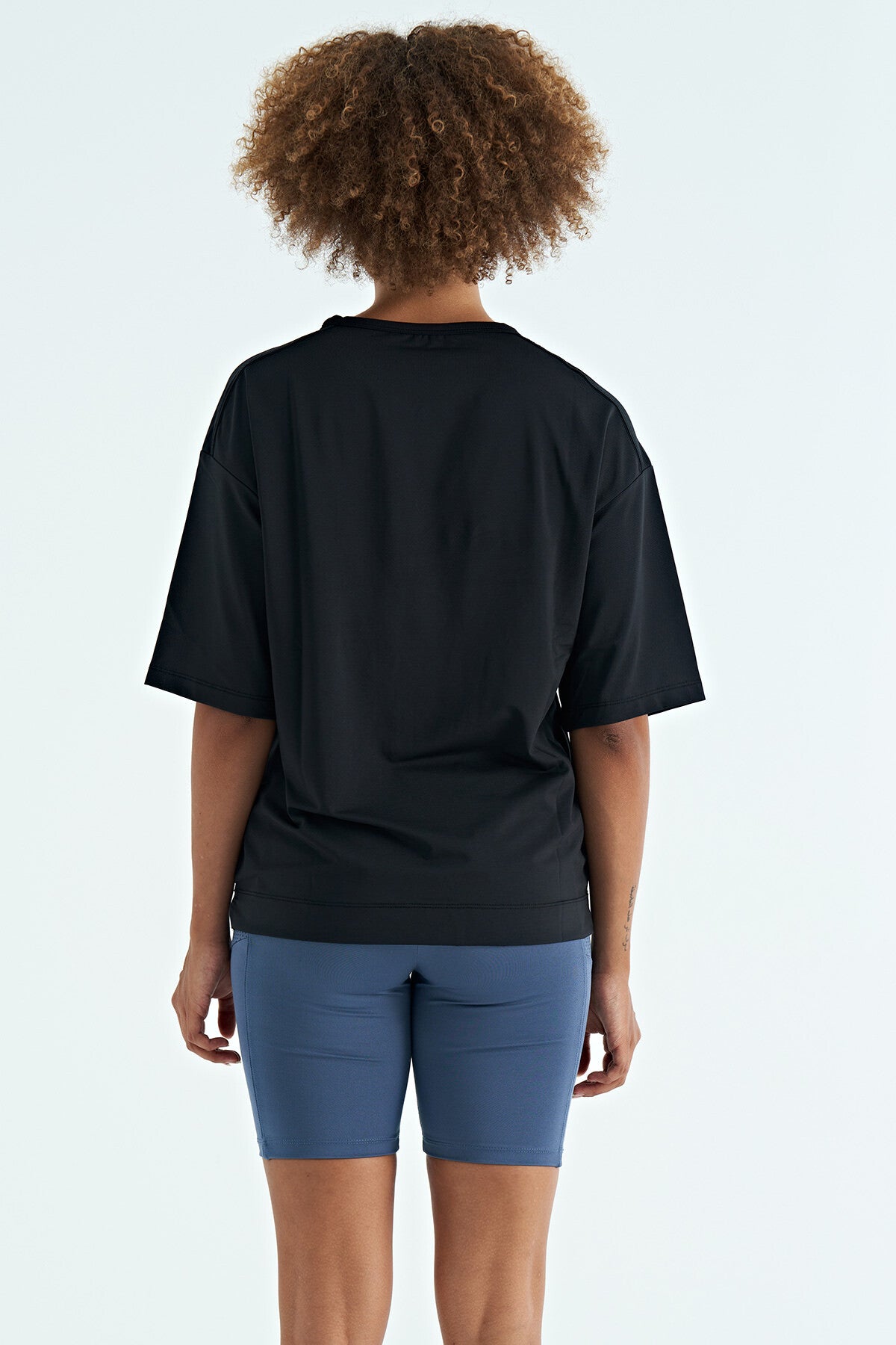 Siyah O Yaka Baskı Detaylı Oversize Kısa Kol Kadın T-Shirt - 97263