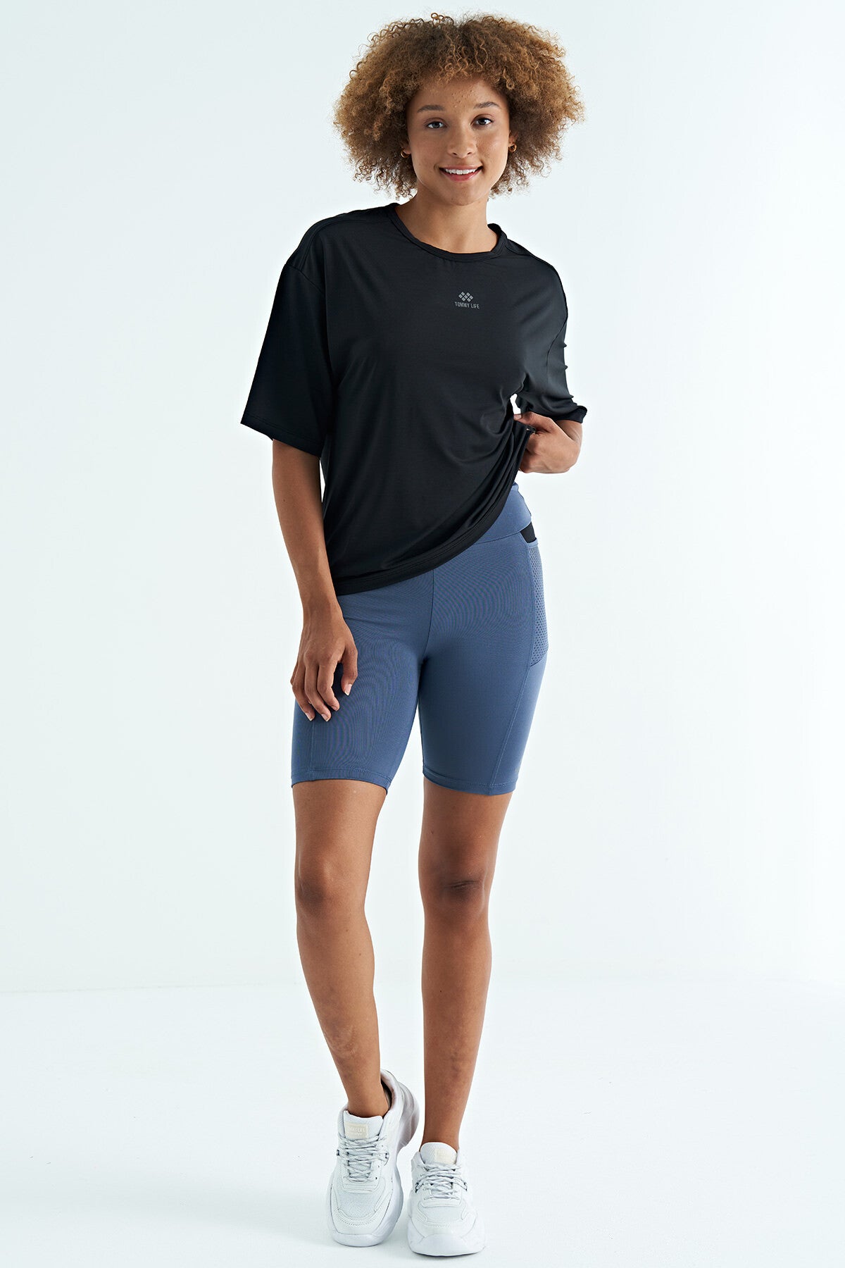 Siyah O Yaka Baskı Detaylı Oversize Kısa Kol Kadın T-Shirt - 97263