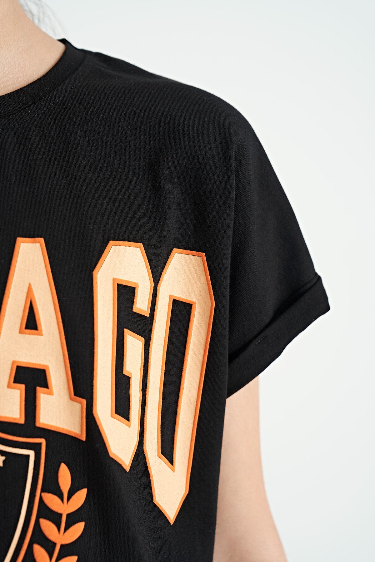 Siyah O Yaka Düşük Omuzlu Rahat Form Kısa Kollu Kız Çocuk T-Shirt - 75128