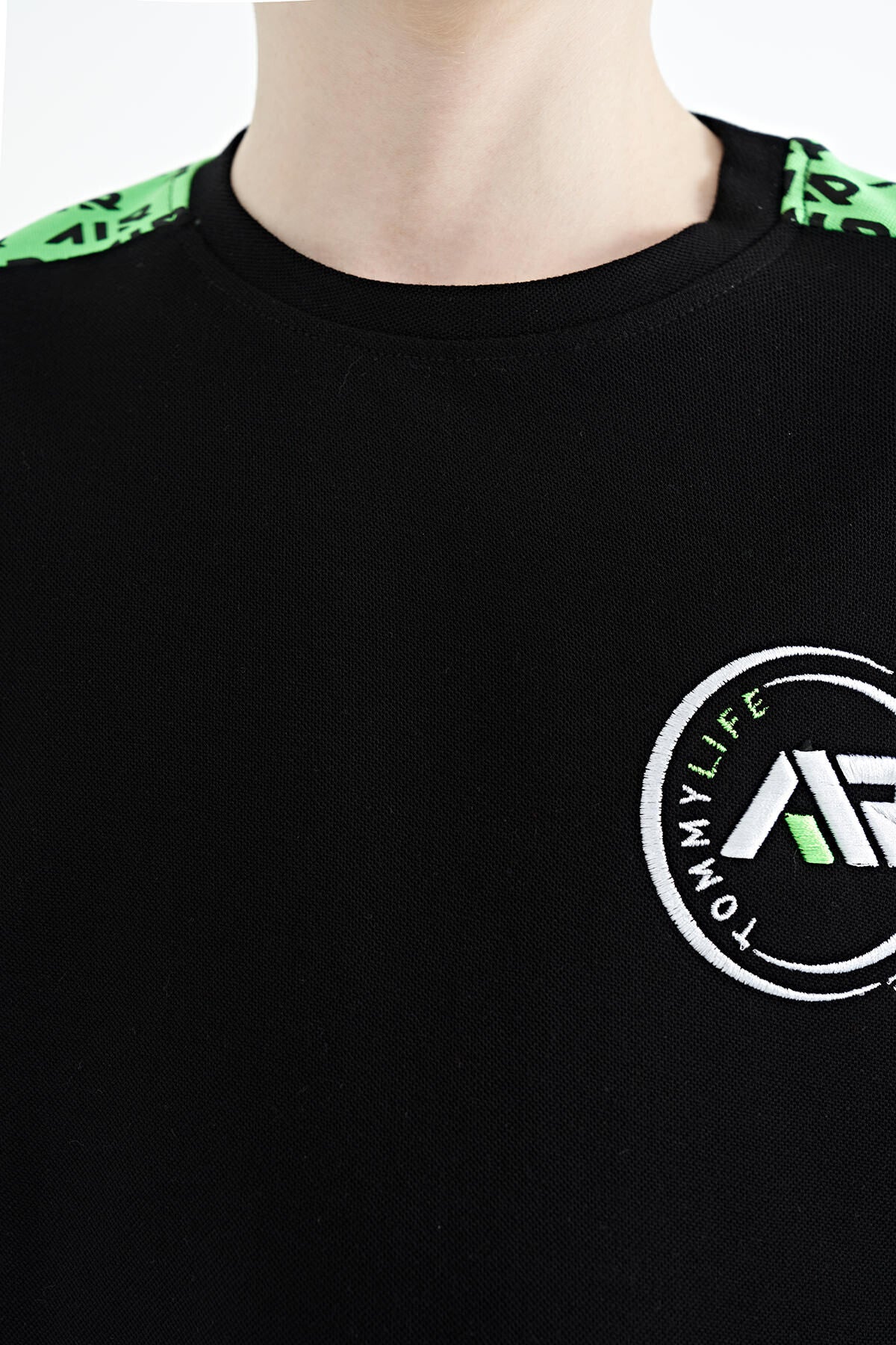 Siyah Omuz Baskı Detaylı Standart Kalıp O Yaka Erkek Çocuk T-Shirt - 11121