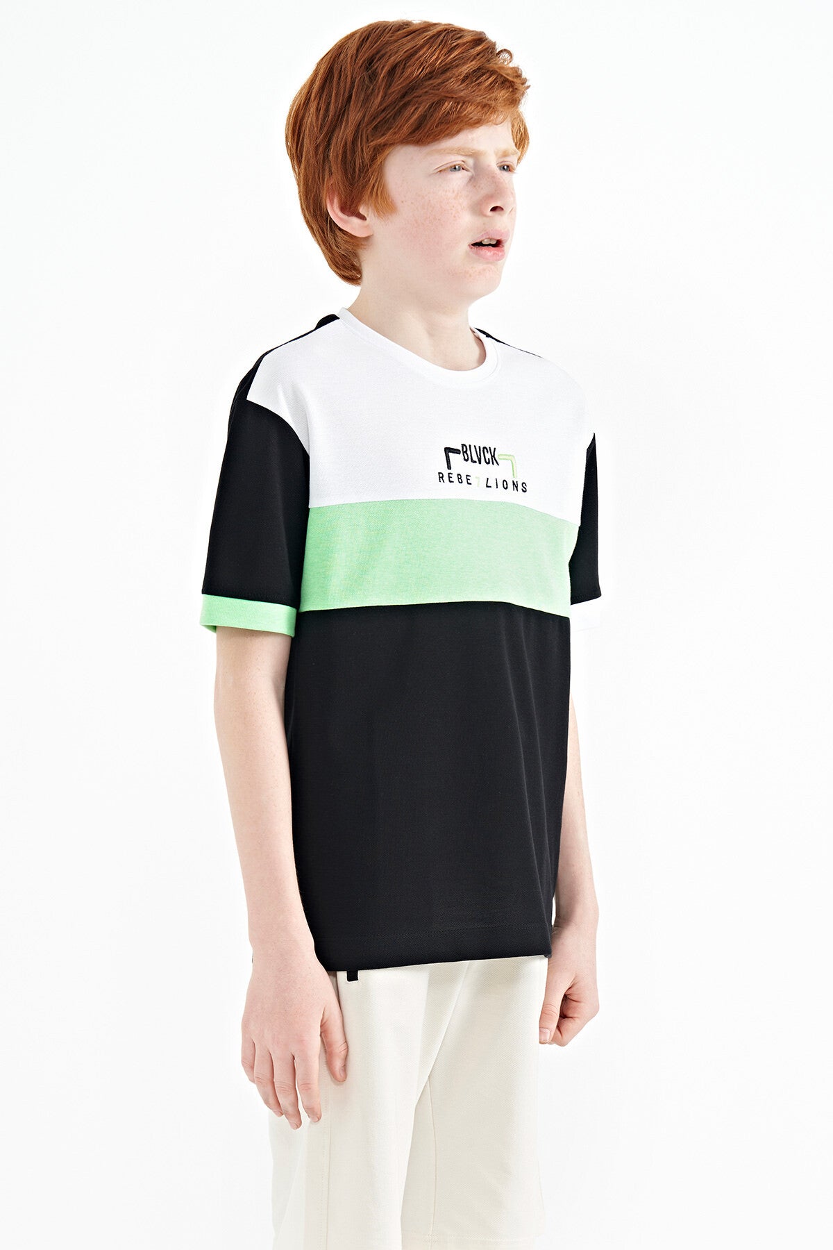 Siyah Renk Geçişli Nakışlı Oversize Erkek Çocuk T-Shirt - 11159