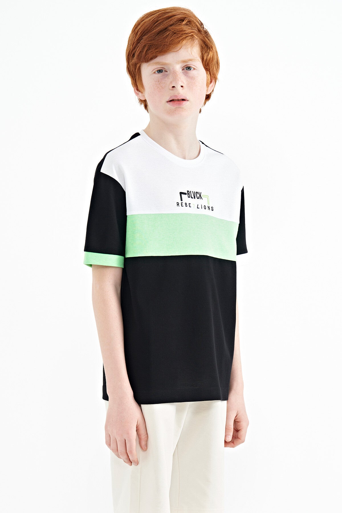 Siyah Renk Geçişli Nakışlı Oversize Erkek Çocuk T-Shirt - 11159